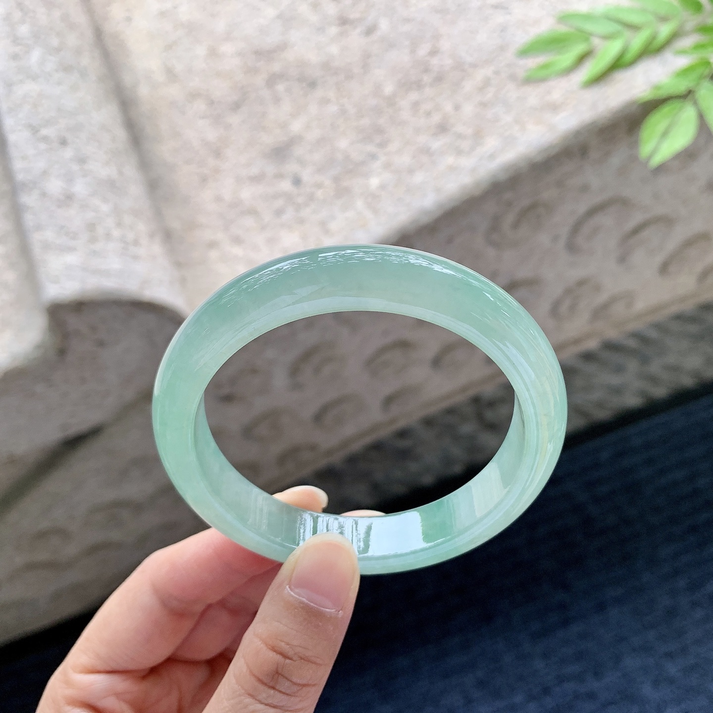 正圈56 57，圈口57.7/11.7/8.1，编码FL050689，糯冰绿底，水润，种老，细腻，打灯有絮线