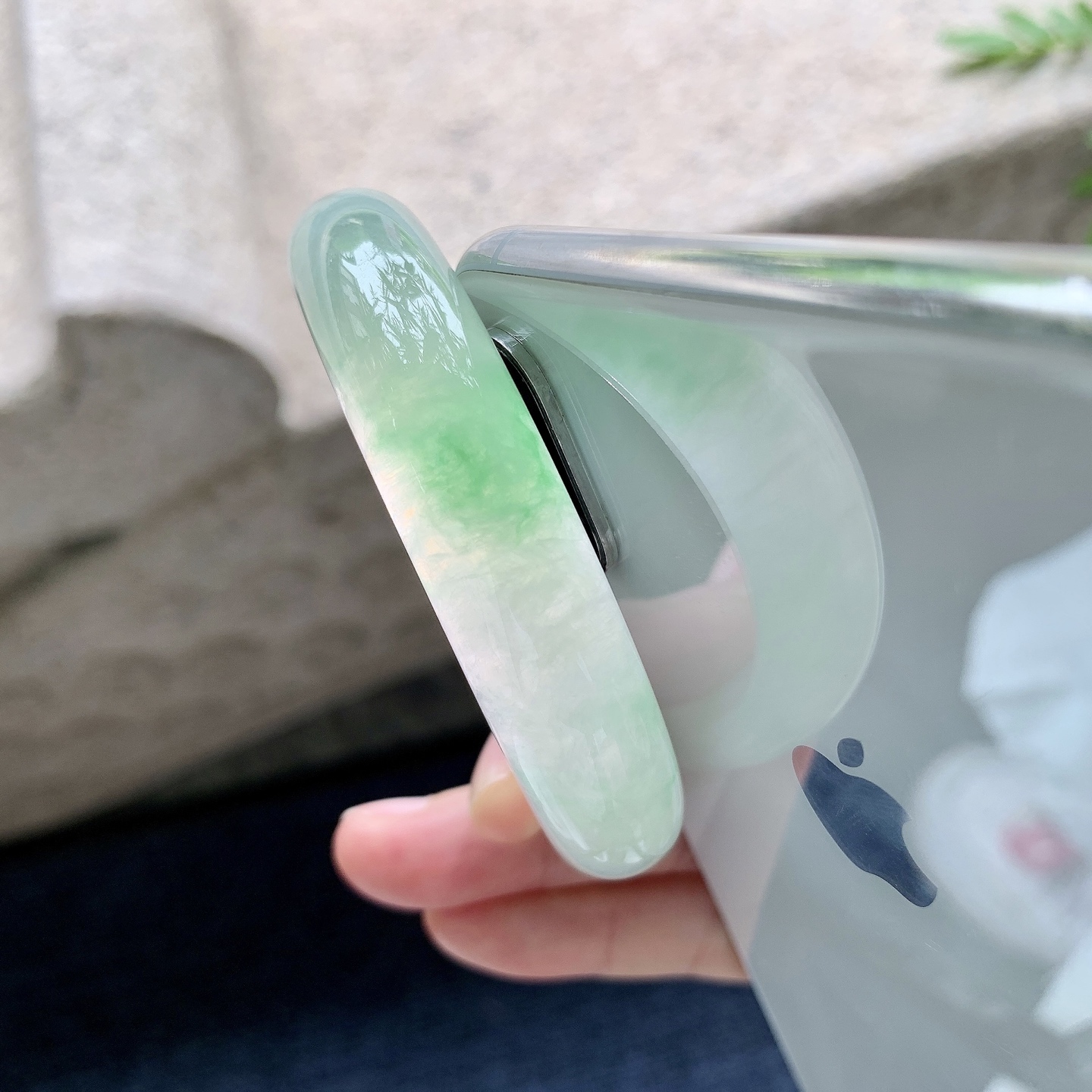正圈55 56，圈口56/12.8/7.8，编码HJ081817，糯冰飘绿，水润，种老，细腻，打灯有絮线