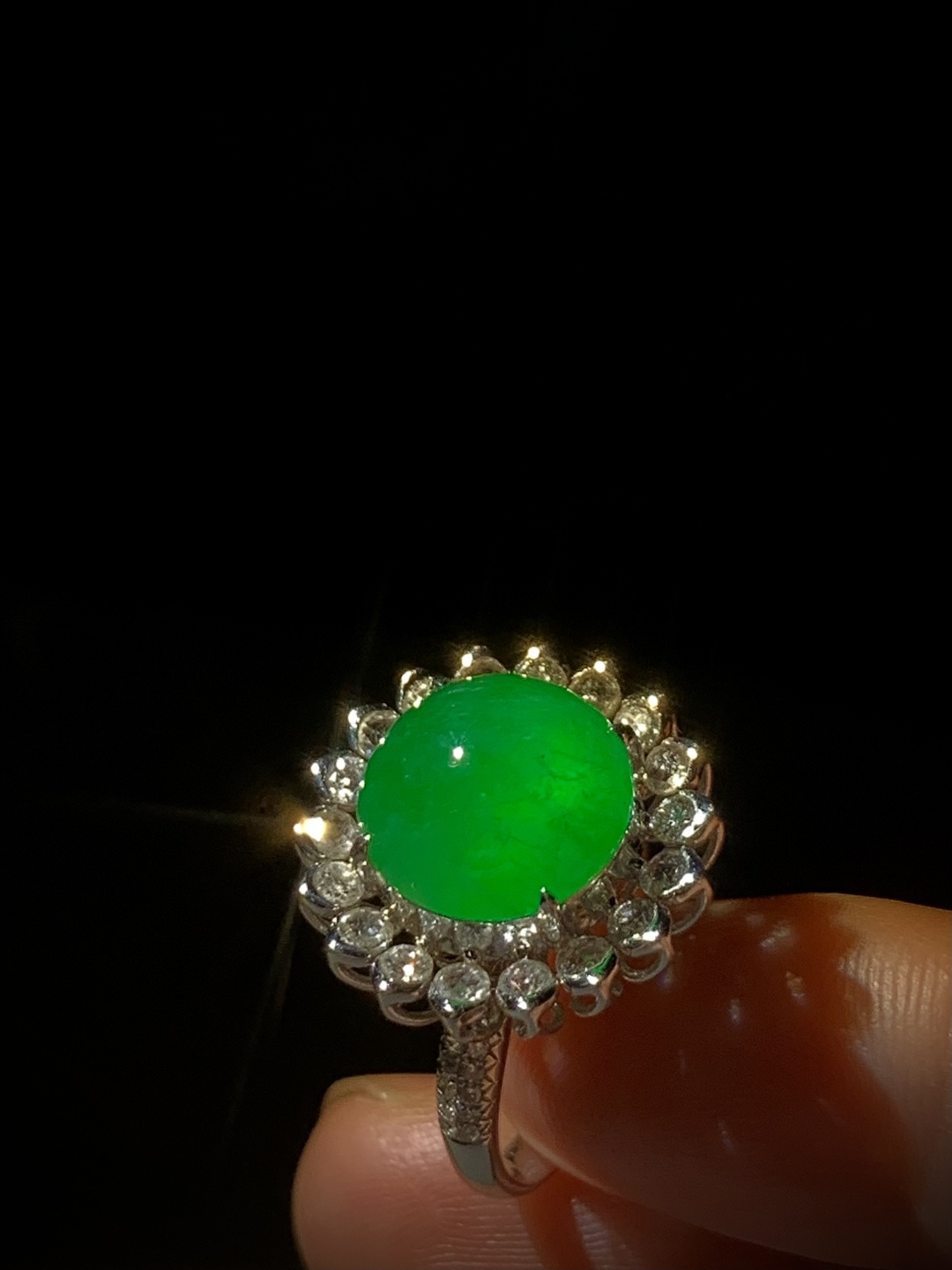 高质量阳绿翡翠绿蛋面戒指，裸石12-12-6mm，13.5#，6.78g，18K金，南非钻