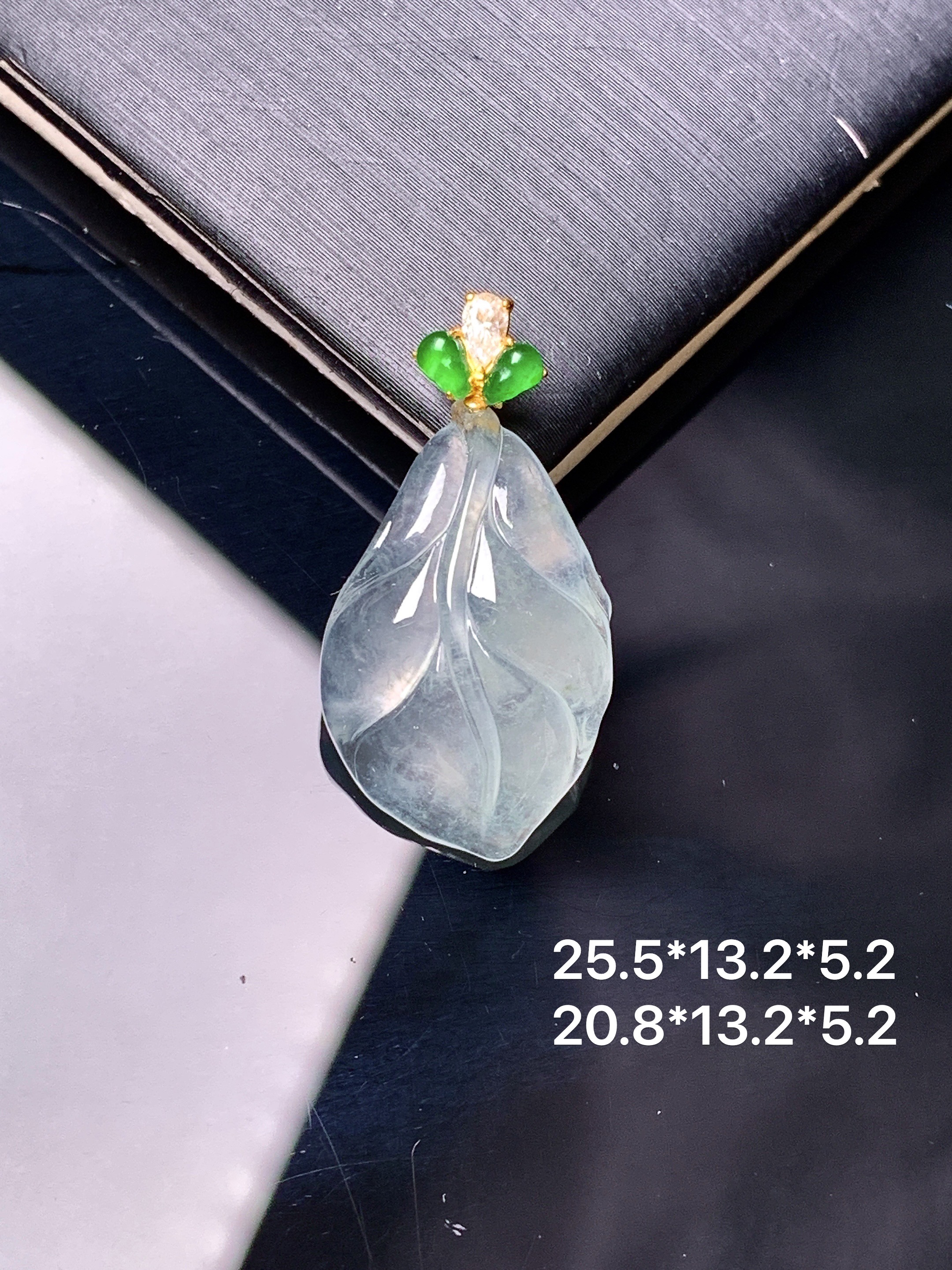 18k金钻镶嵌冰种树叶吊坠 玉质细腻 色泽艳丽清新  水润亮眼 整体尺寸25.5*13.2*5.2 z1