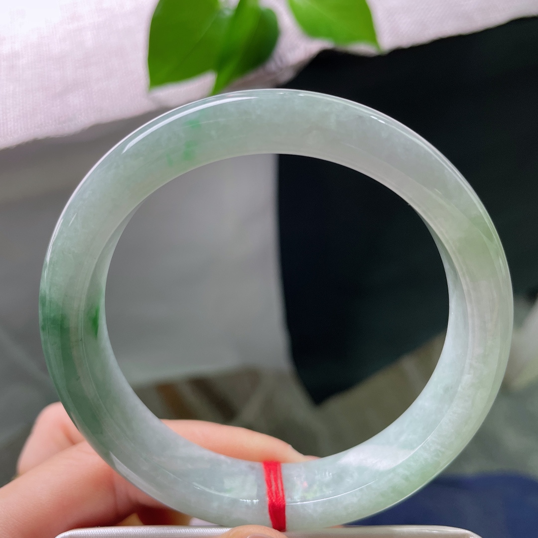 61.5/13.1/9.3，油青正圈，无裂，细腻水润，一段油绿飘花沉静地晕染于镯身，清冷素雅，自带烟雨山间的清冷氛围感，佩戴端庄沉稳。ss56755a
