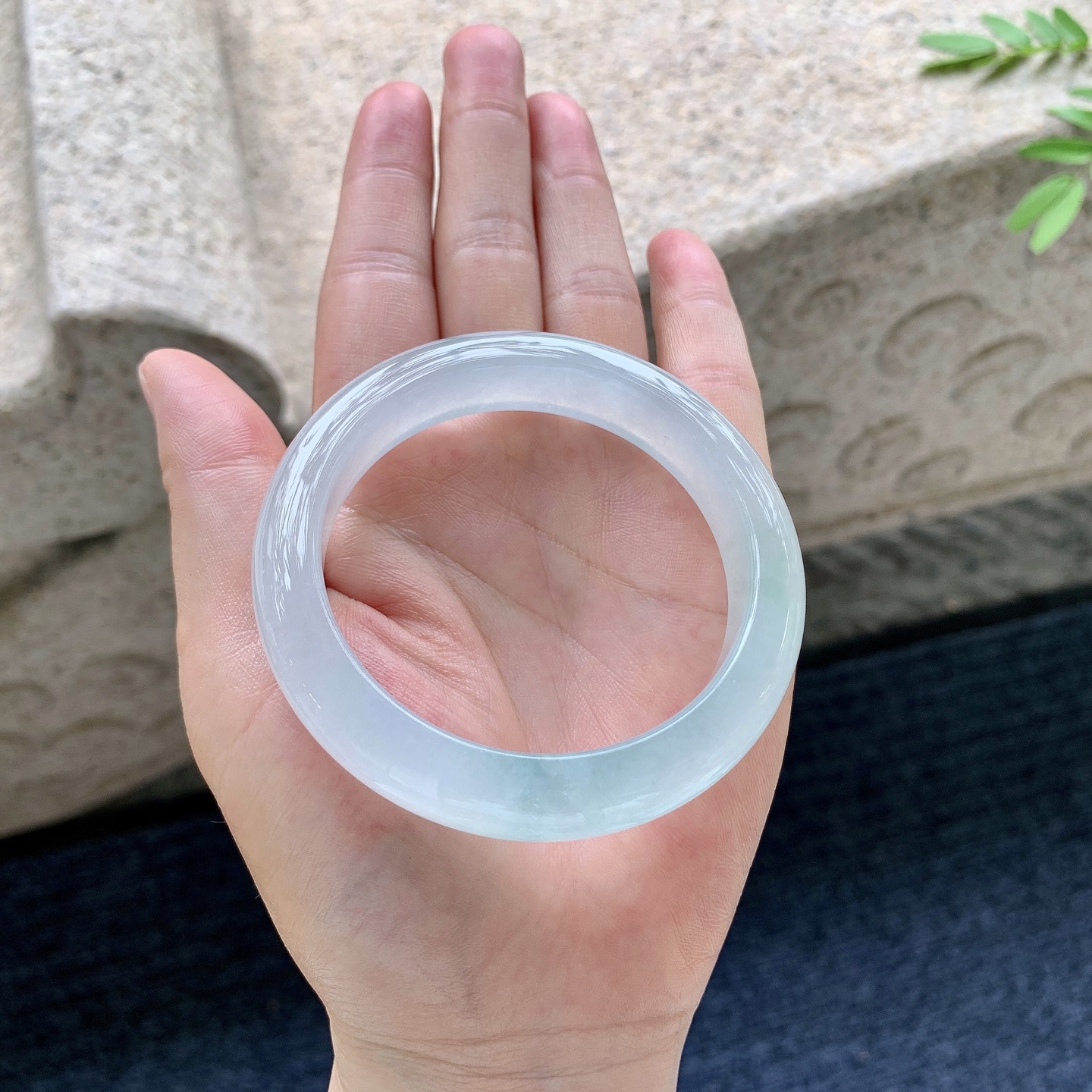 正圈54 55，圈口54.6/12.5/8.6，编码G9081838，糯冰飘花，水润，种老，细腻，无裂。
