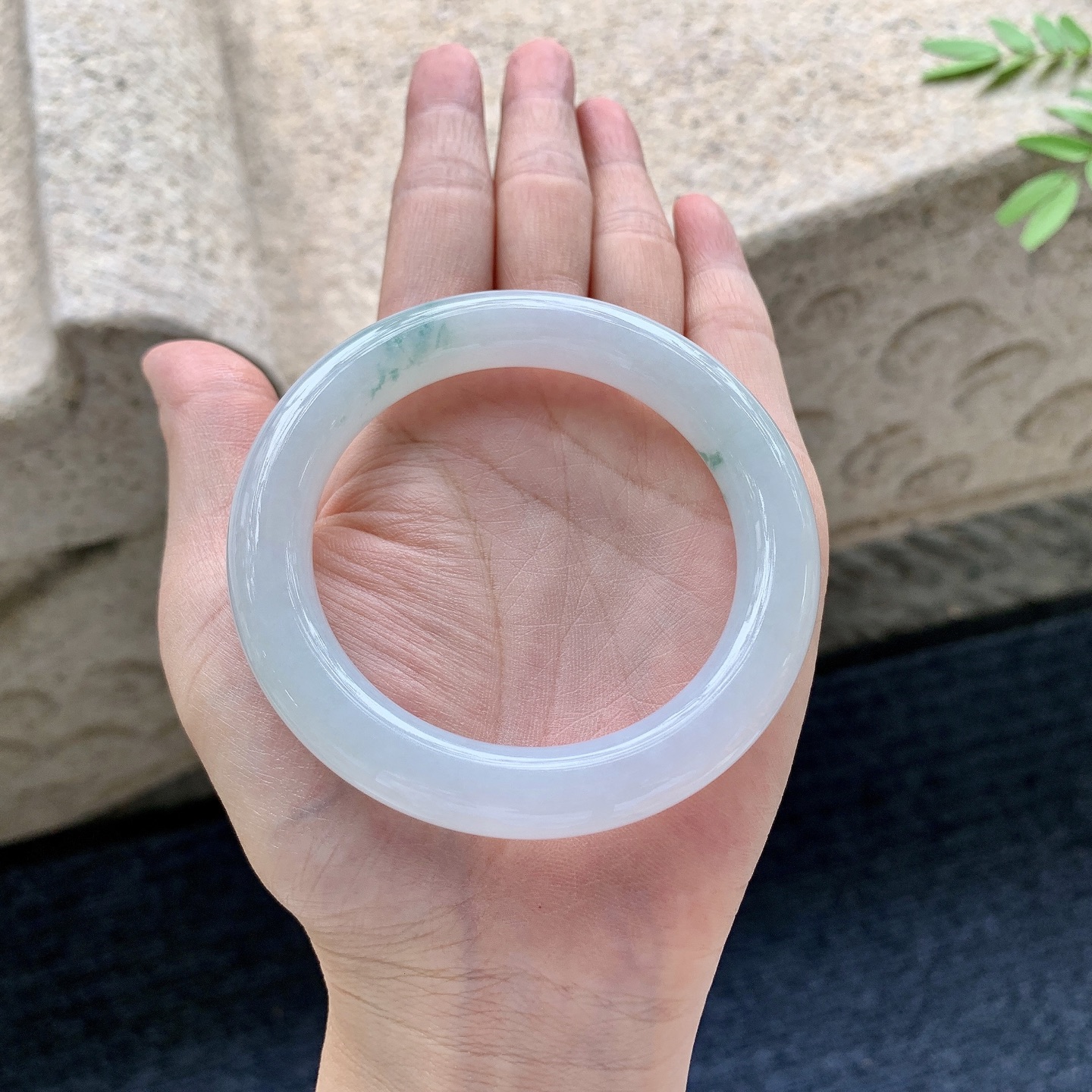 圆条54 55，圈口54.3/10.4/10.2，编码AD081807，细糯飘花，水润，种老，细腻，无裂。
