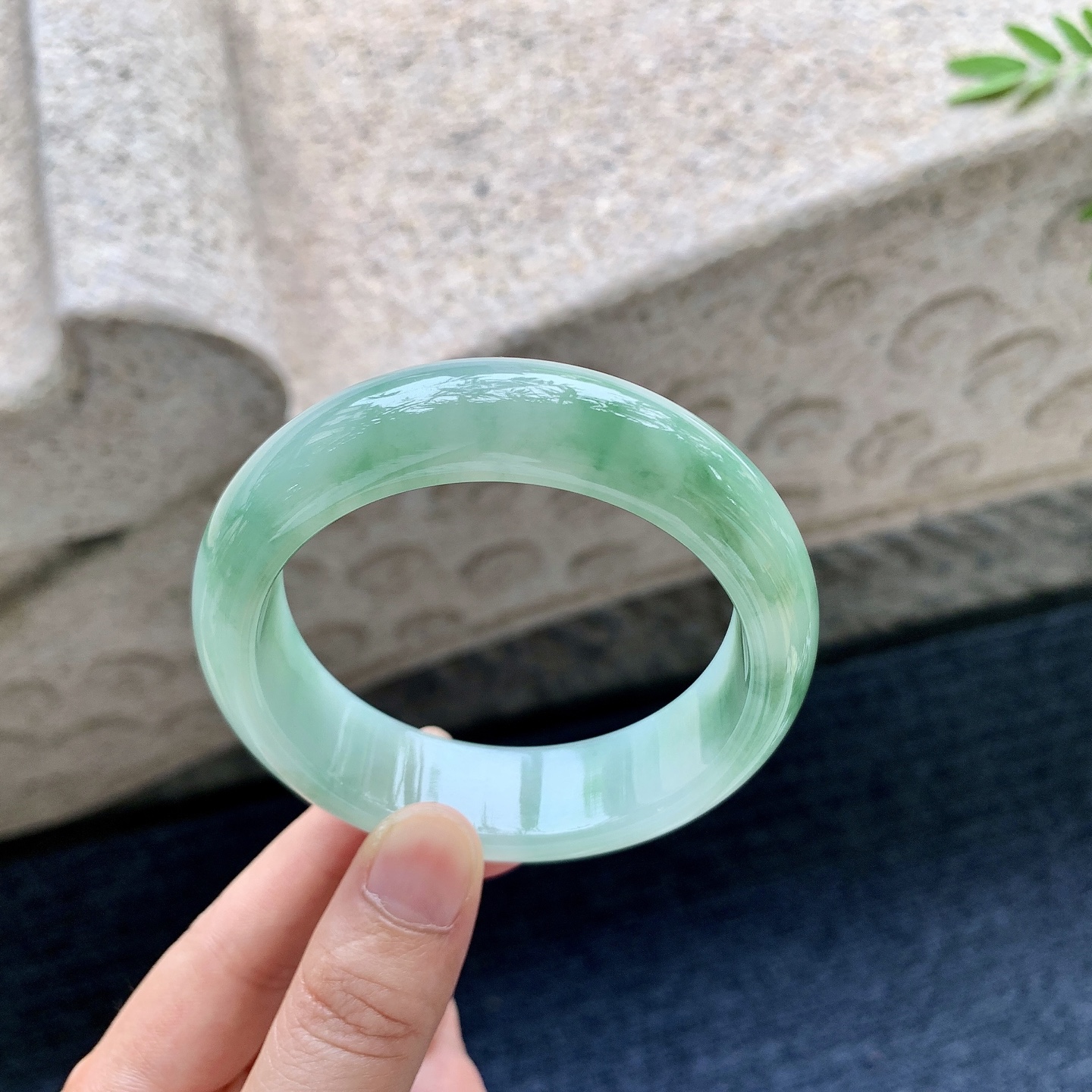 正圈55 56，圈口56.5/16.6/8.6，编码WW081823，糯冰飘绿，宽版，水润，种老，细腻，无裂。