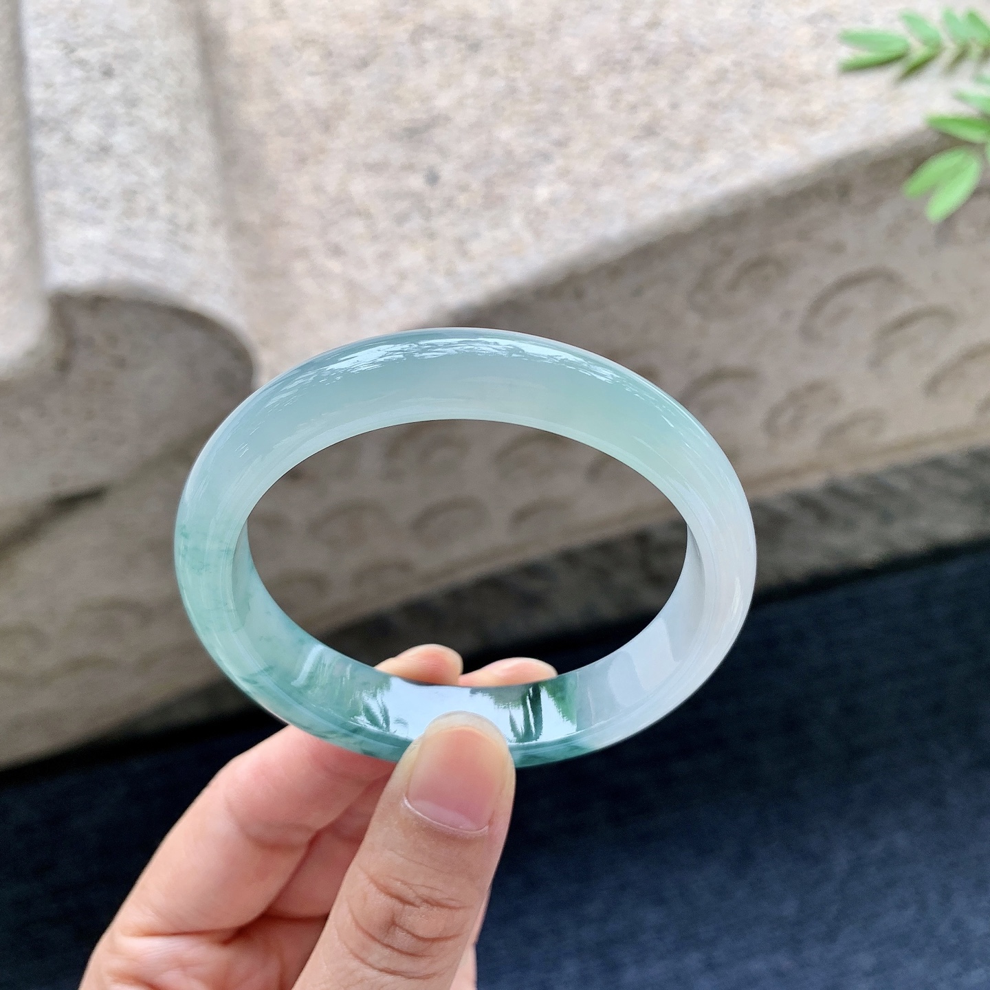贵妃52 53，圈口54.5/48.4/12/7.3，编码WW081836，描述糯冰飘花，水润，种老，细腻，打灯有棉线