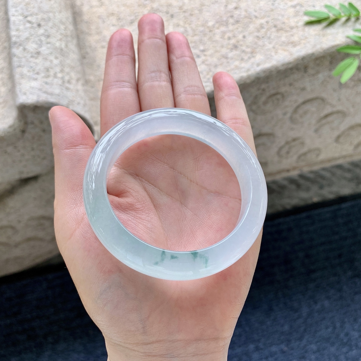 正圈54 55，圈口54.6/12.5/8.6，编码G9081838，糯冰飘花，水润，种老，细腻，无