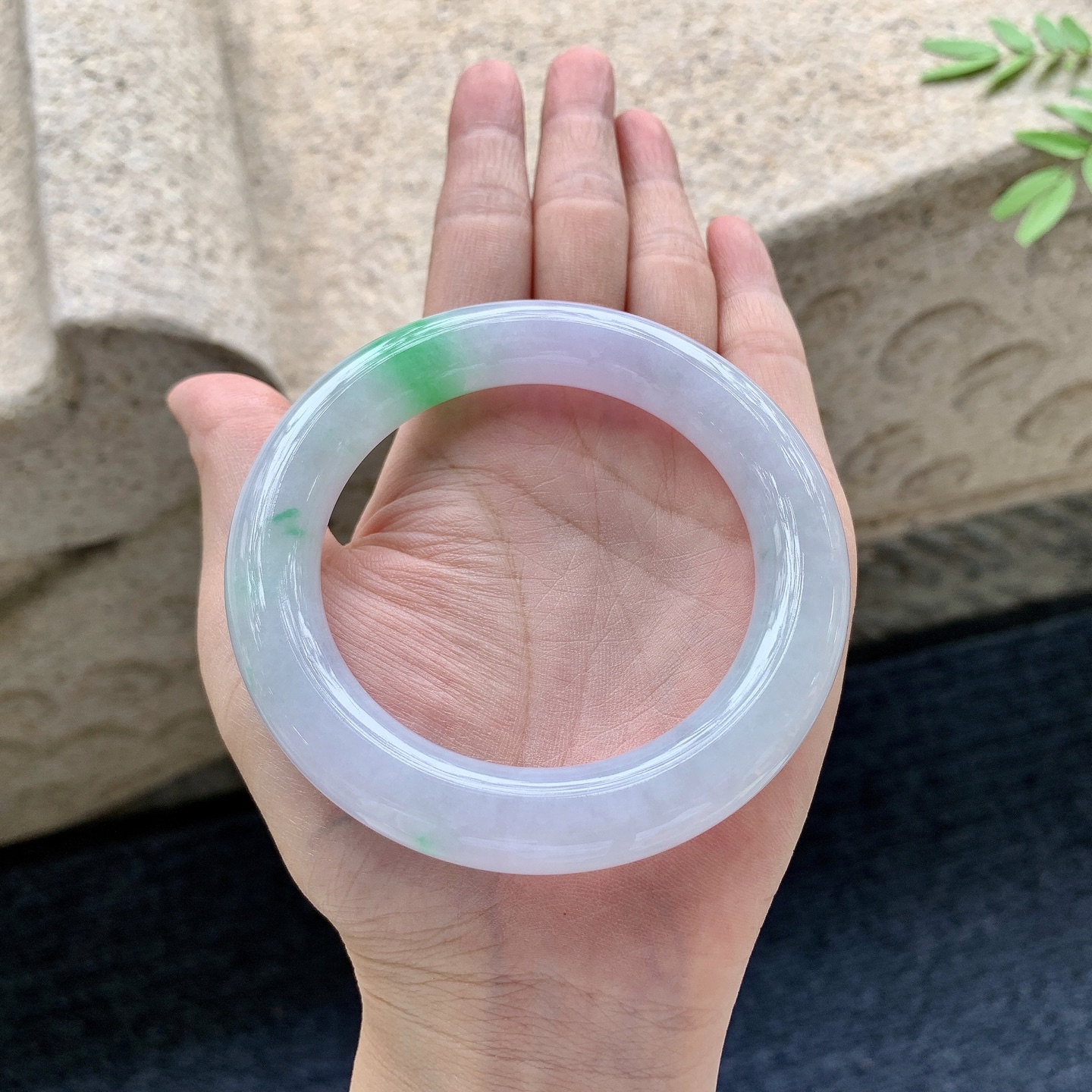 圆条56 57，圈口57.3/11.9/11.8，编码DZ081812，糯冰椿彩，水润，种老，细腻，打灯有絮线