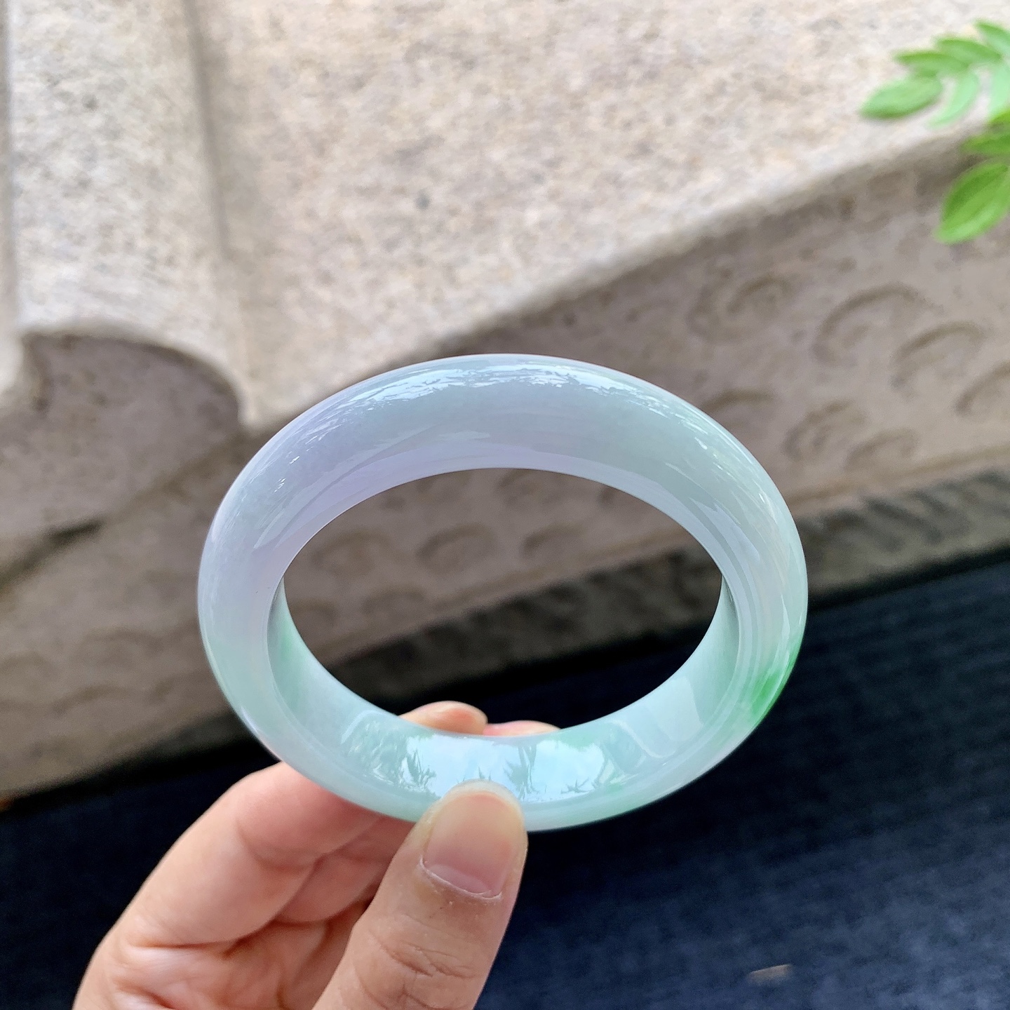 正圈52 53，圈口53.3/12.7/9，编码DJ081549，描述：春彩，飘绿，水润，种老，细腻，无裂。