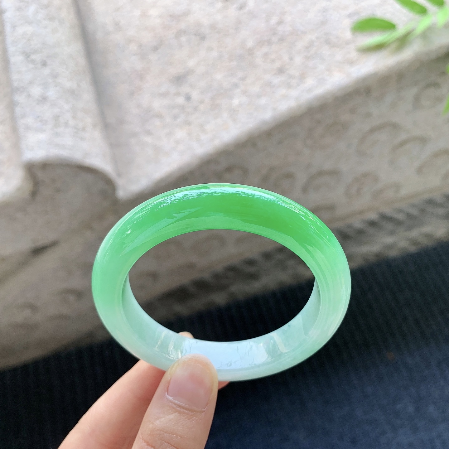 正圈51 52，圈口52.1/11.5/8.7，编码N2081704，描述辣阳绿，水润，种老，细腻，打灯有棉线
