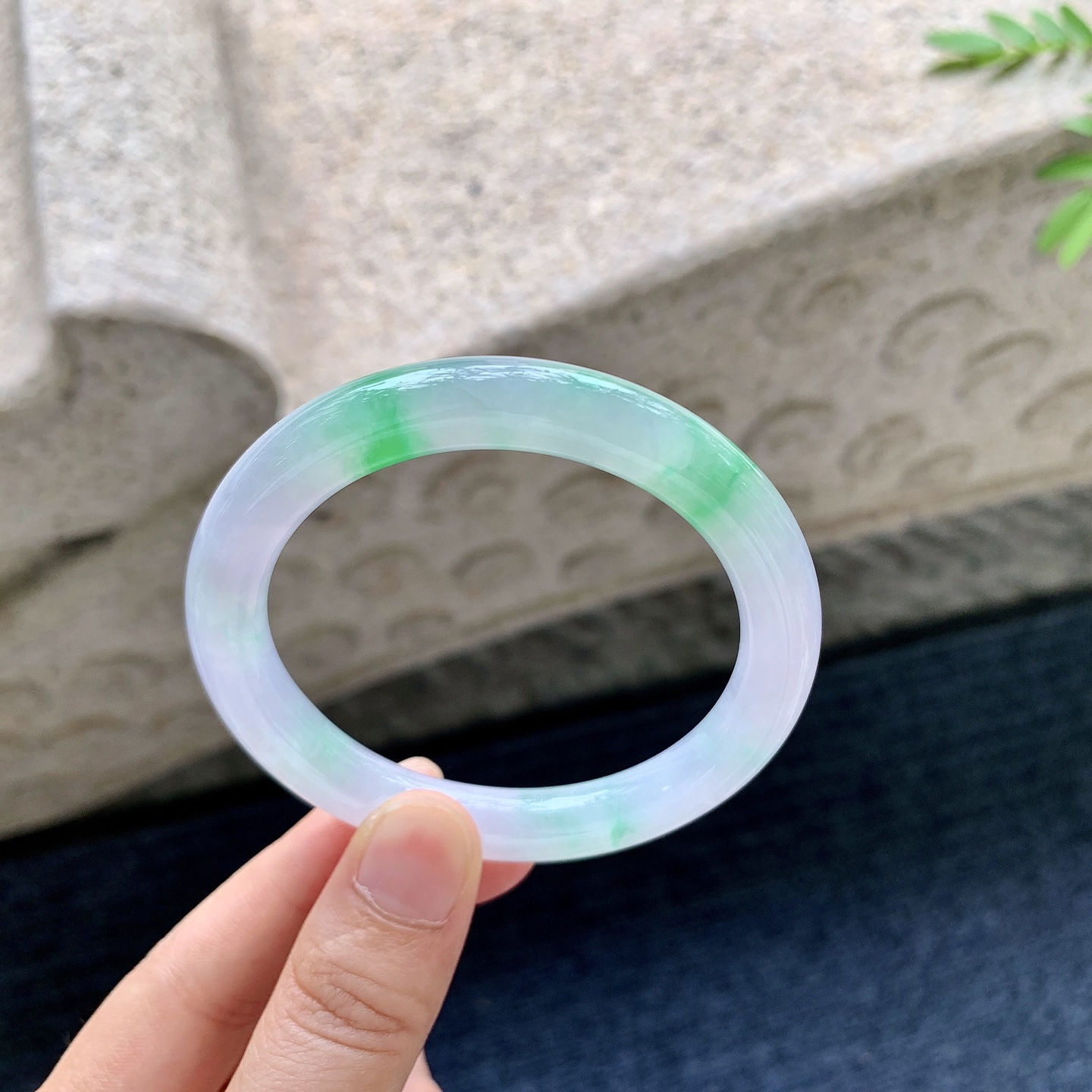 正圈53 54，圈口53.3/8.9/8.7，编码G9081843，糯冰椿彩，水润，种老，细腻，有纹线