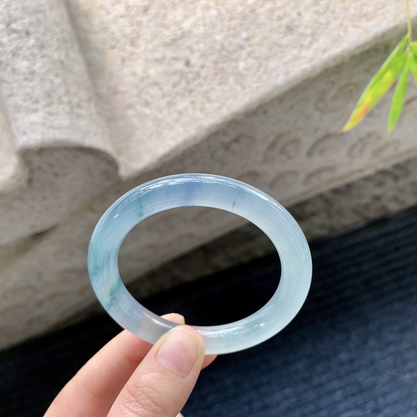 圆条50 51，圈口50.8/9.1/8.9，编码N2081705，描述：冰飘花，冰透，水润，种老，无裂。