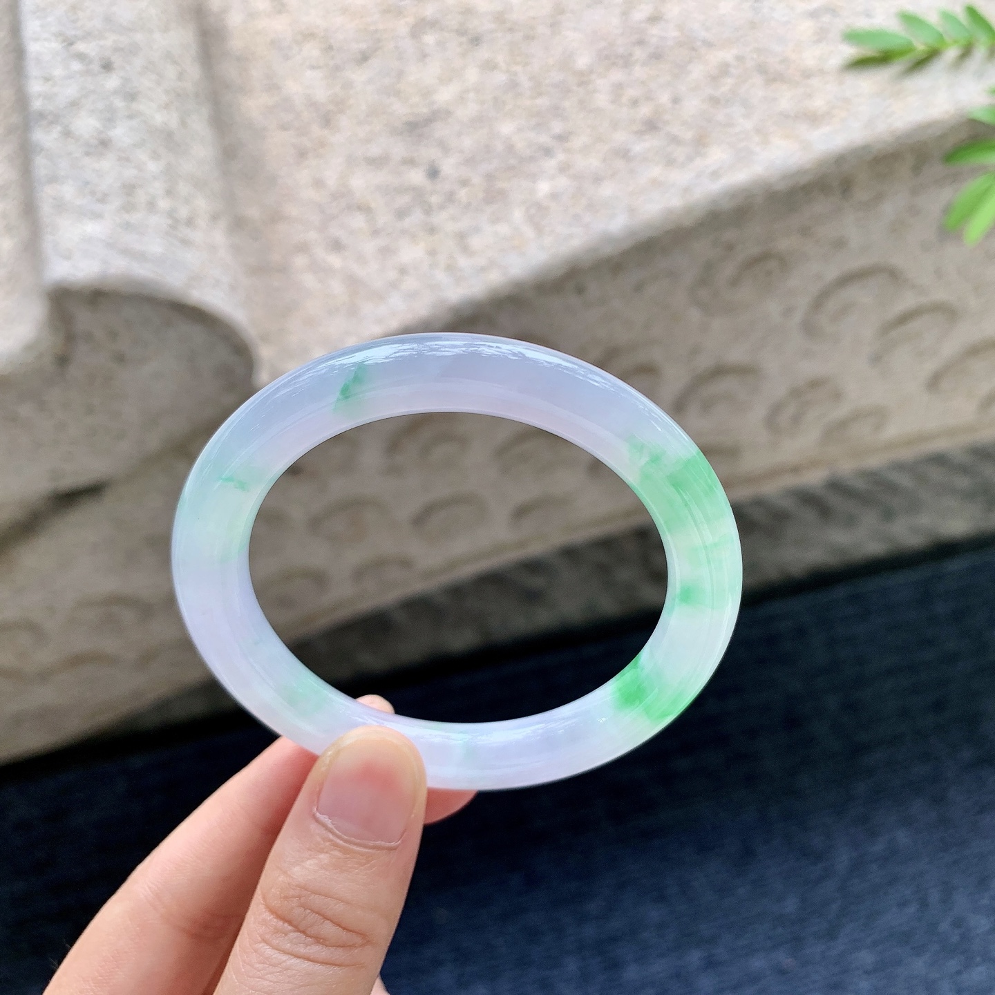 正圈53 54，圈口53.3/8.9/8.7，编码G9081843，糯冰椿彩，水润，种老，细腻，有纹线