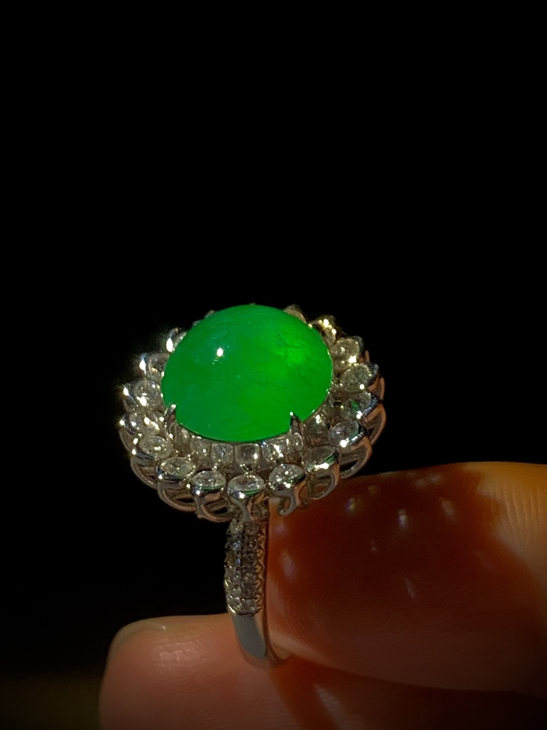 高质量阳绿翡翠绿蛋面戒指，裸石12-12-6mm，13.5#，6.78g，18K金，南非钻