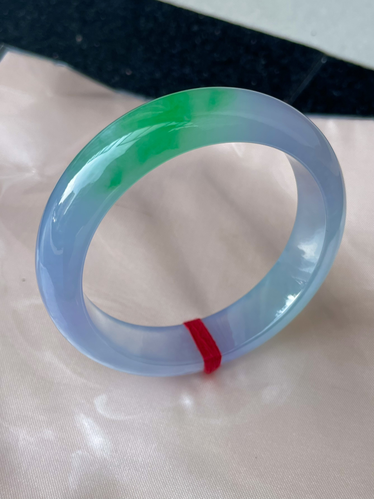 正圈57-58可戴，种老水足，尺寸15*8.7mm，春带彩正圈翡翠手镯