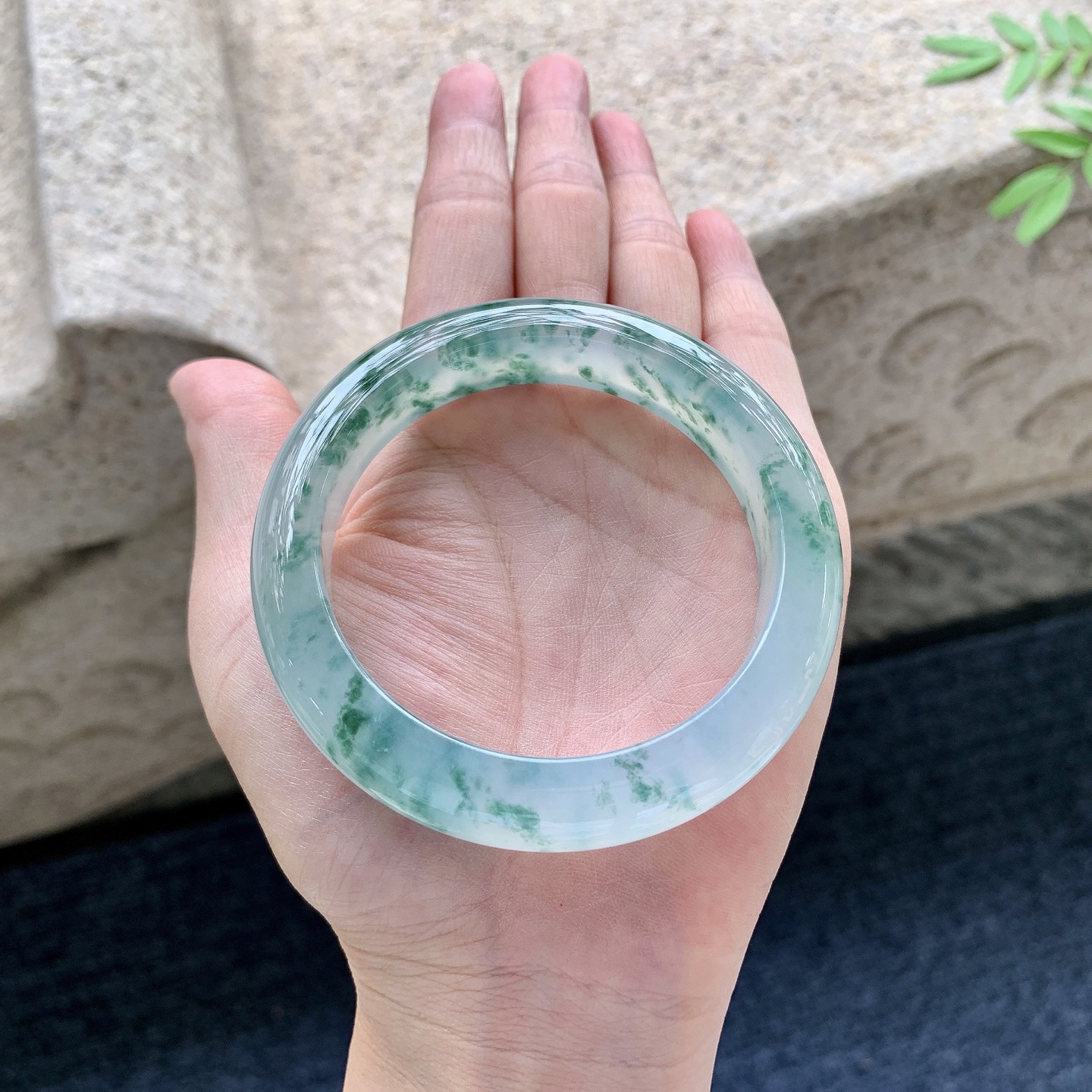 正圈55 56，圈口56.2/12.8/9.5，编码W6081725，冰飘花，清透，水润，种老，细腻，无裂。