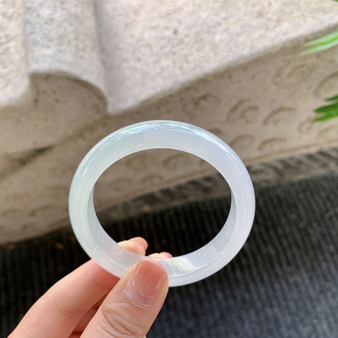 正圈49 50，圈口50.7/12.2/7.3，编码FL081594，糯冰底色，水润，种老，细腻，有纹线