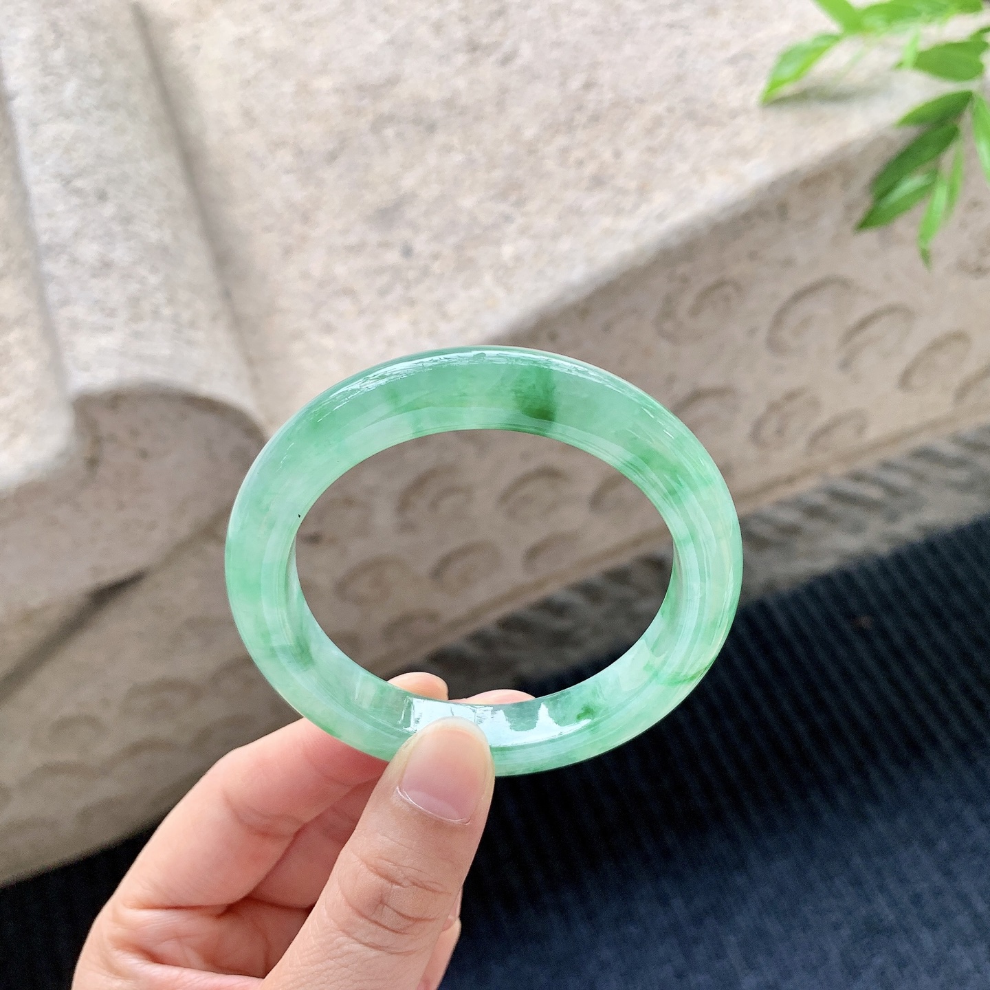 正圈51 52，圈口52.7/10/8.6，编码A1080663，描述糯冰飘绿，水润，种老，细腻，有晶体