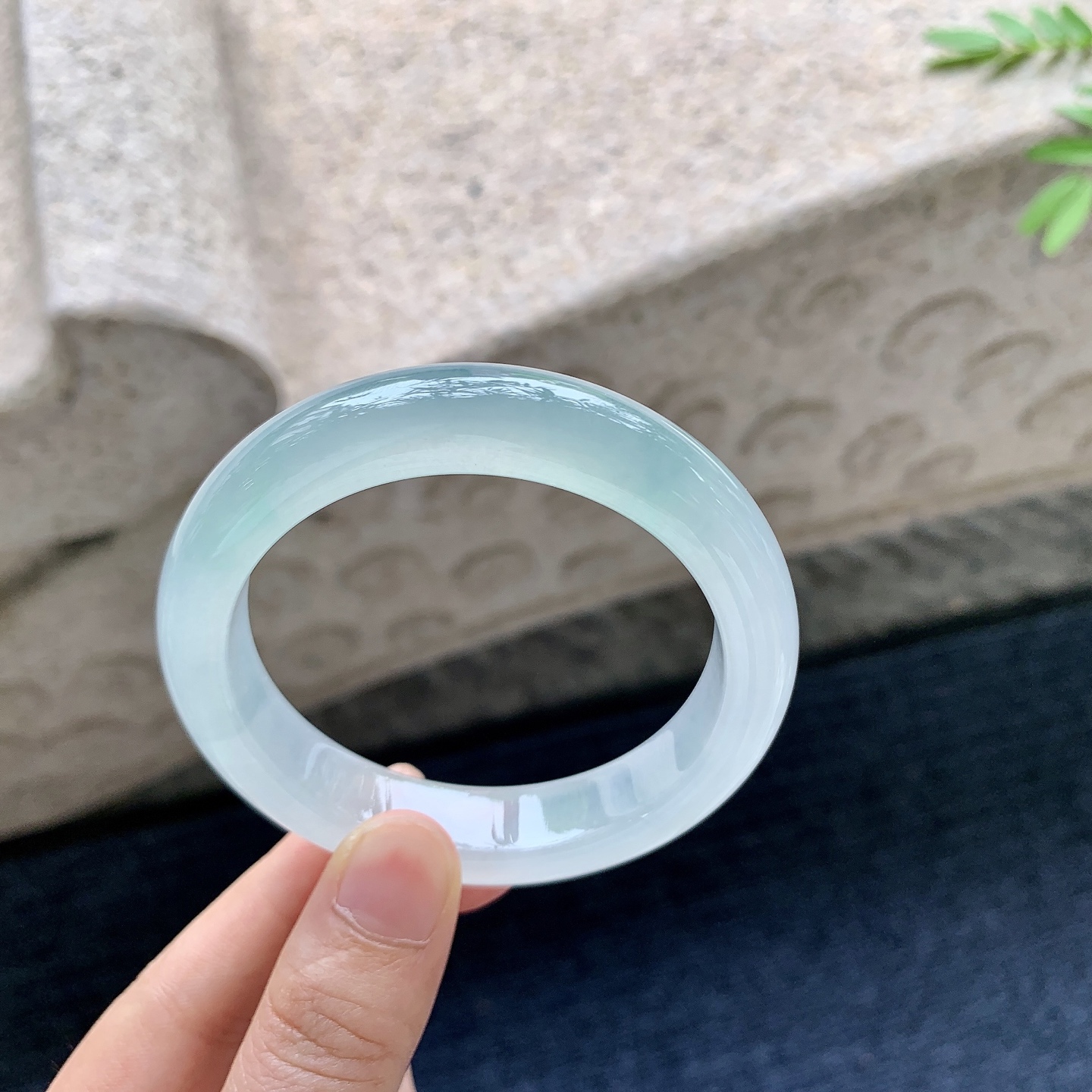 正圈54 55，圈口54.6/12.5/8.6，编码G9081838，糯冰飘花，水润，种老，细腻，无裂。