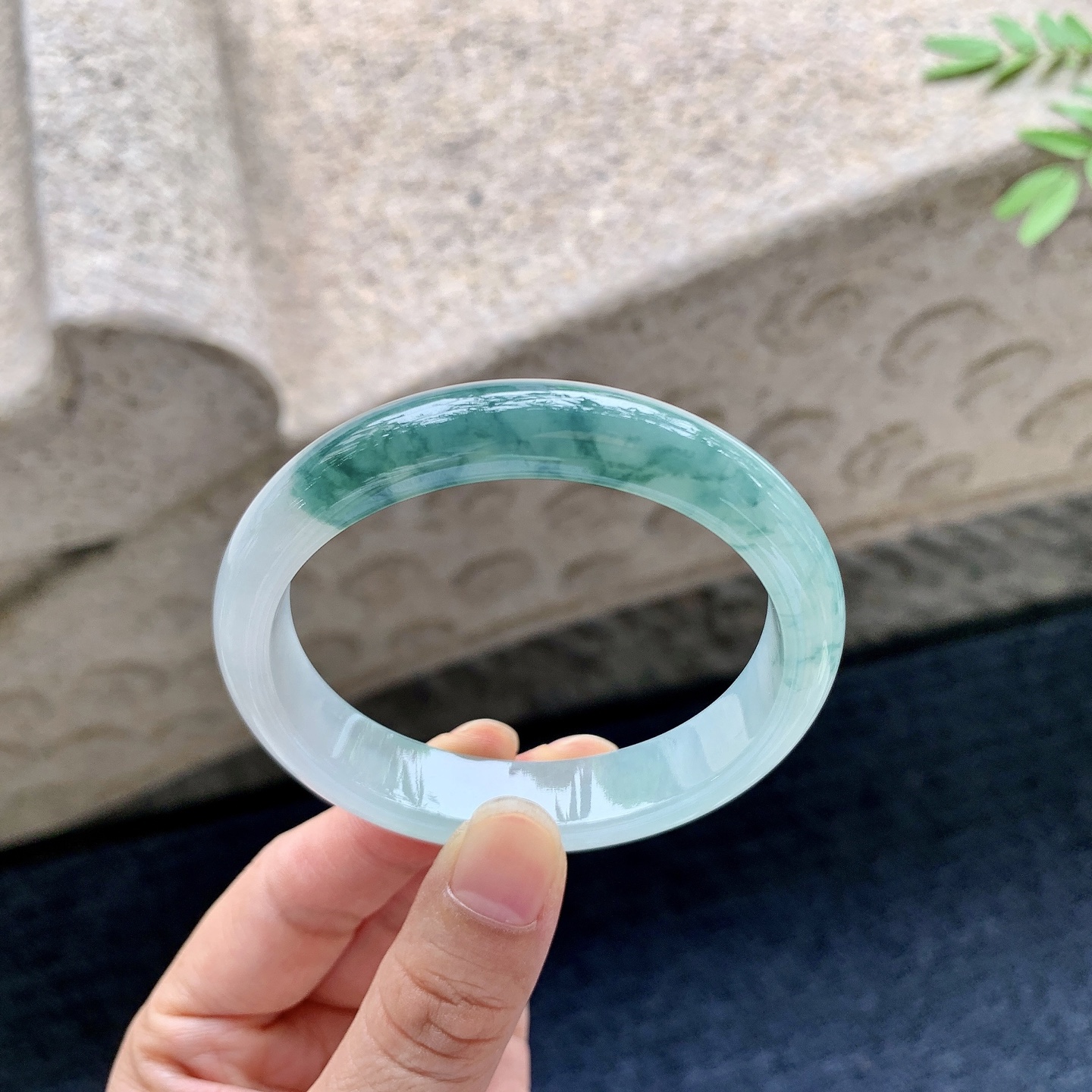 贵妃52 53，圈口54.5/48.4/12/7.3，编码WW081836，描述糯冰飘花，水润，种老，细腻，打灯有棉线