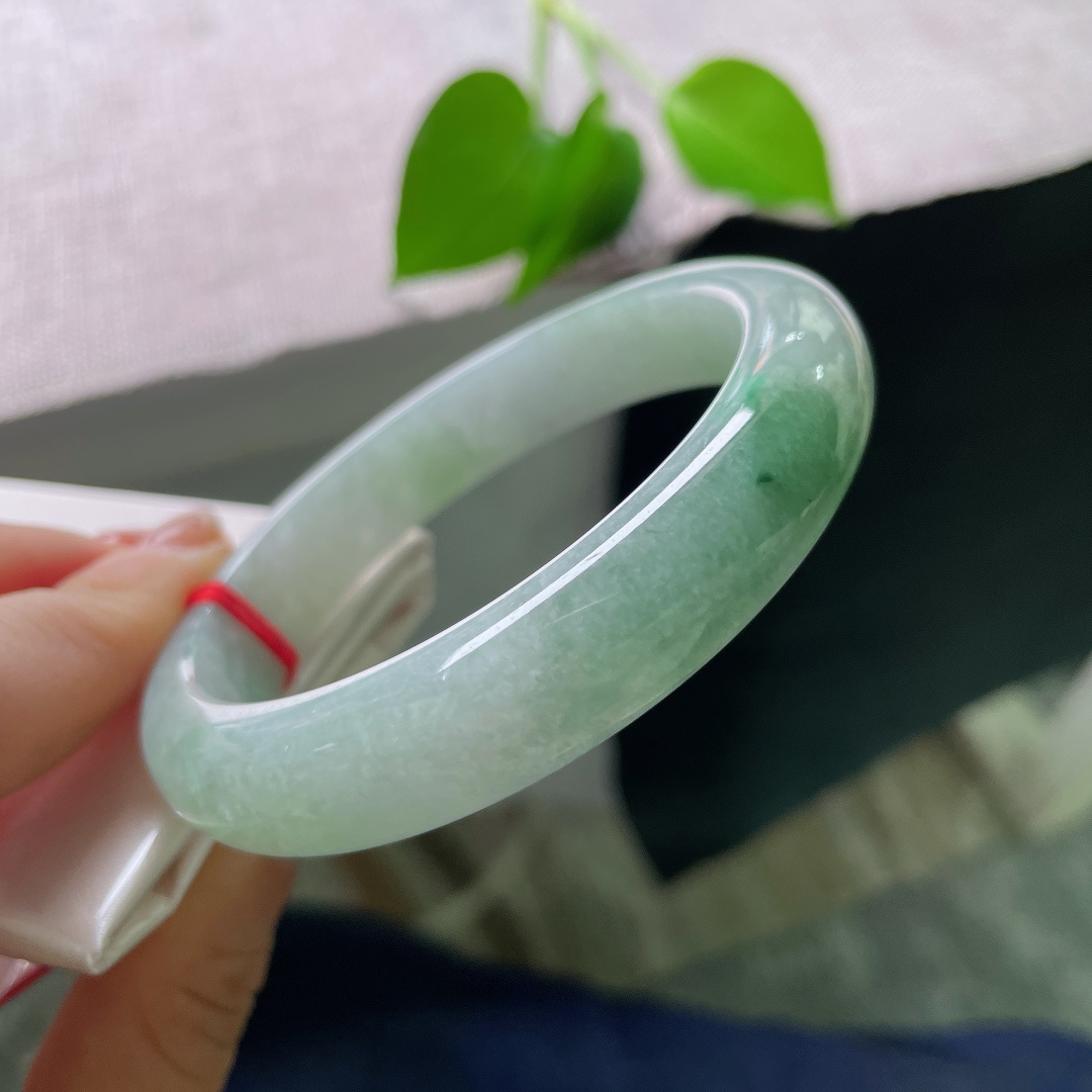61.5/13.1/9.3，油青正圈，无裂，细腻水润，一段油绿飘花沉静地晕染于镯身，清冷素雅，自带烟雨山间的清冷氛围感，佩戴端庄沉稳。ss56755a