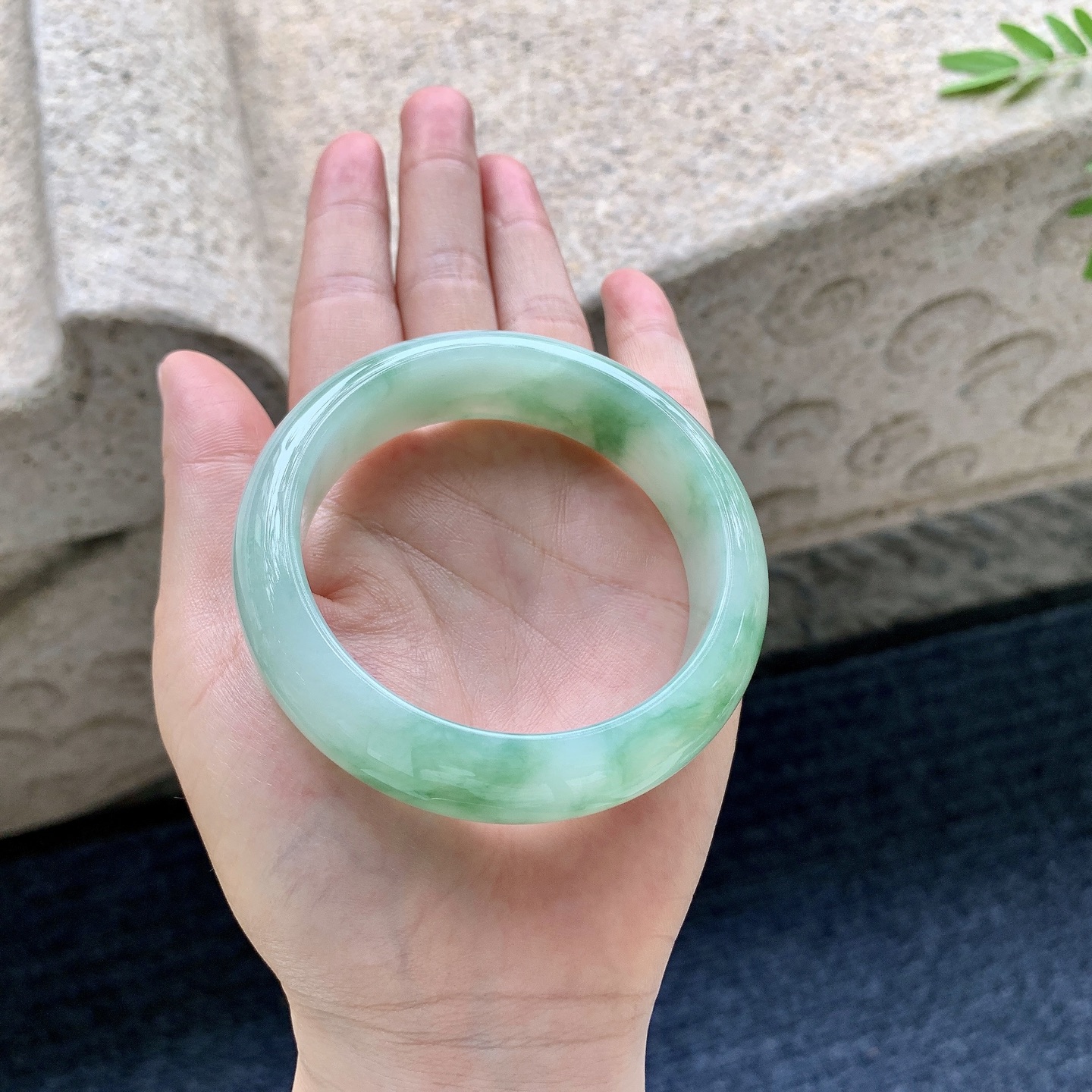 正圈55 56，圈口56.5/16.6/8.6，编码WW081823，糯冰飘绿，宽版，水润，种老，细腻，无裂。