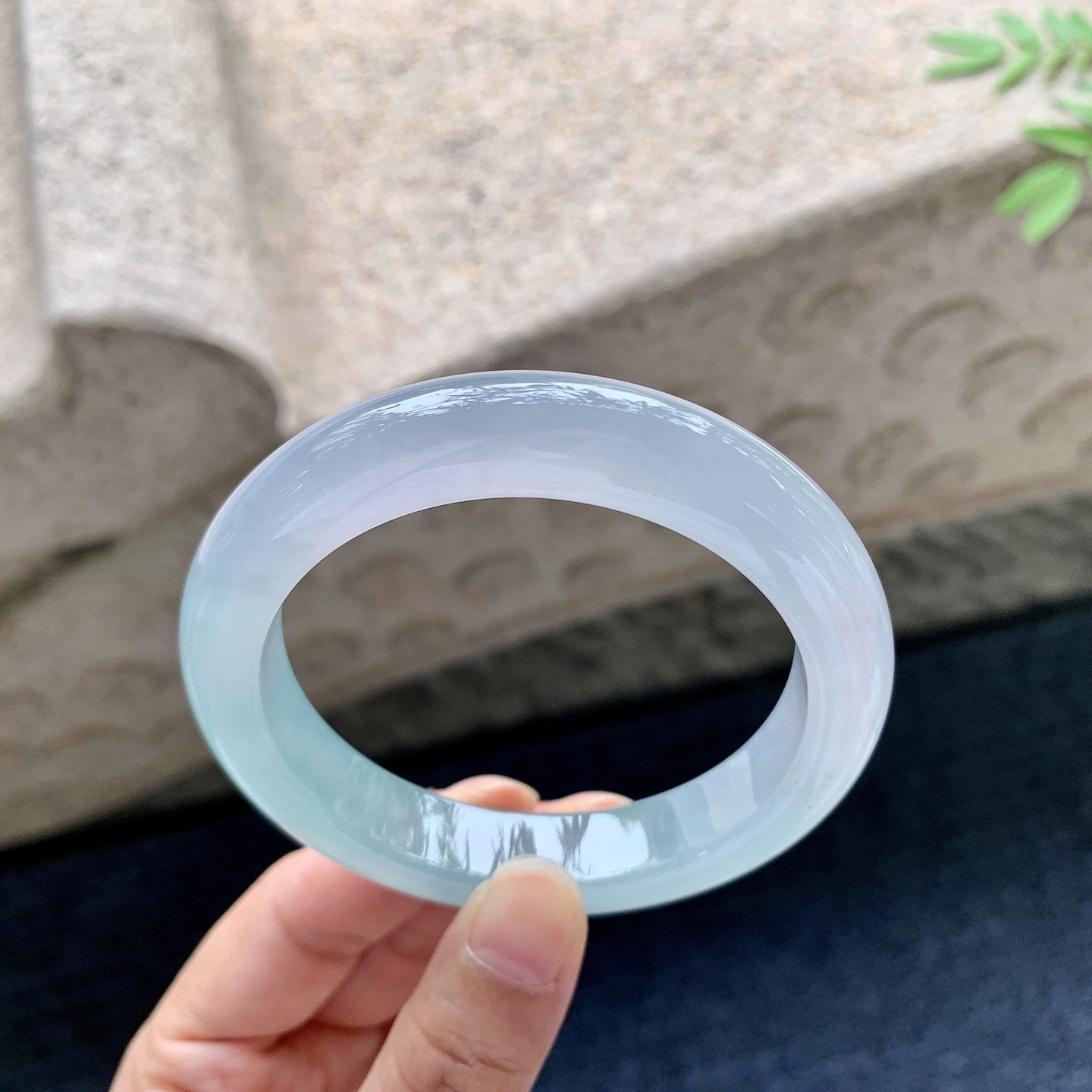 正圈55 56，圈口56.2/12/9.2，编码DZ081810，描述：糯冰晴蓝，水润，种老，细腻，打灯有纹线