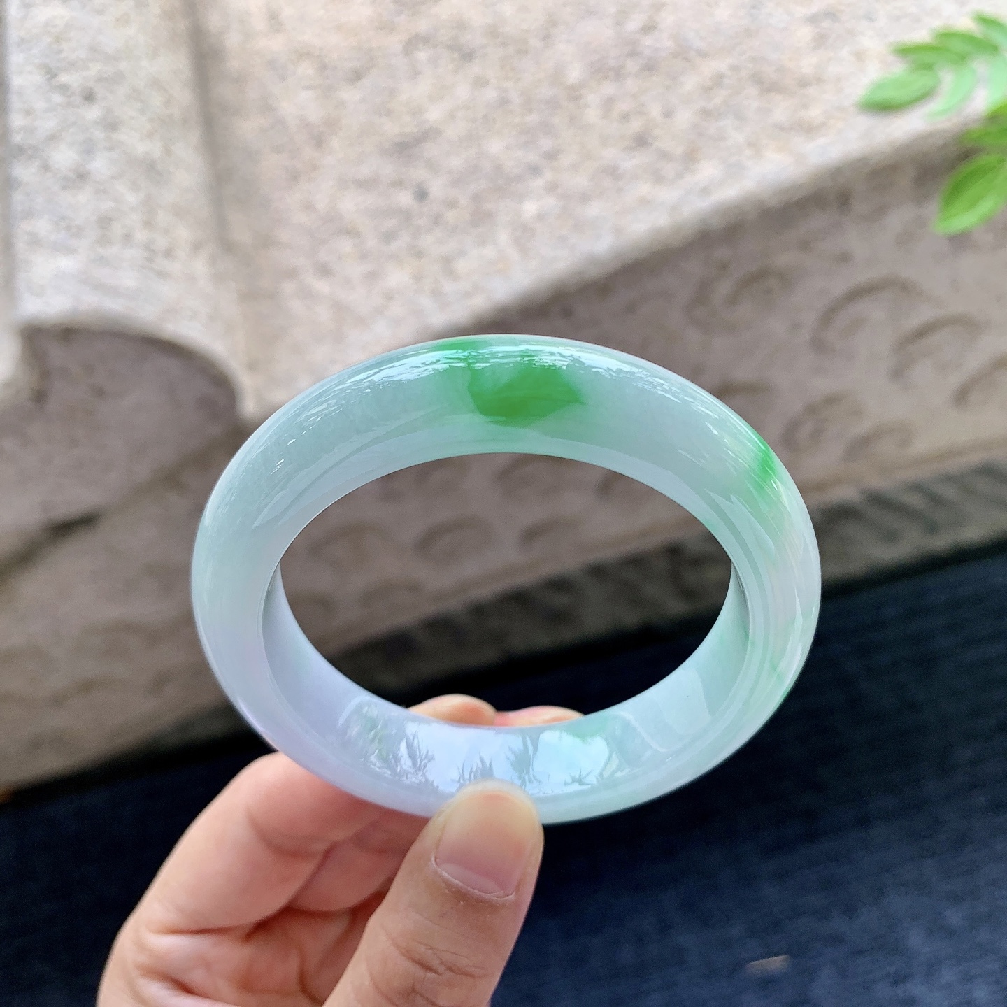 正圈52 53，圈口53.3/12.7/9，编码DJ081549，描述：春彩，飘绿，水润，种老，细腻，无裂。