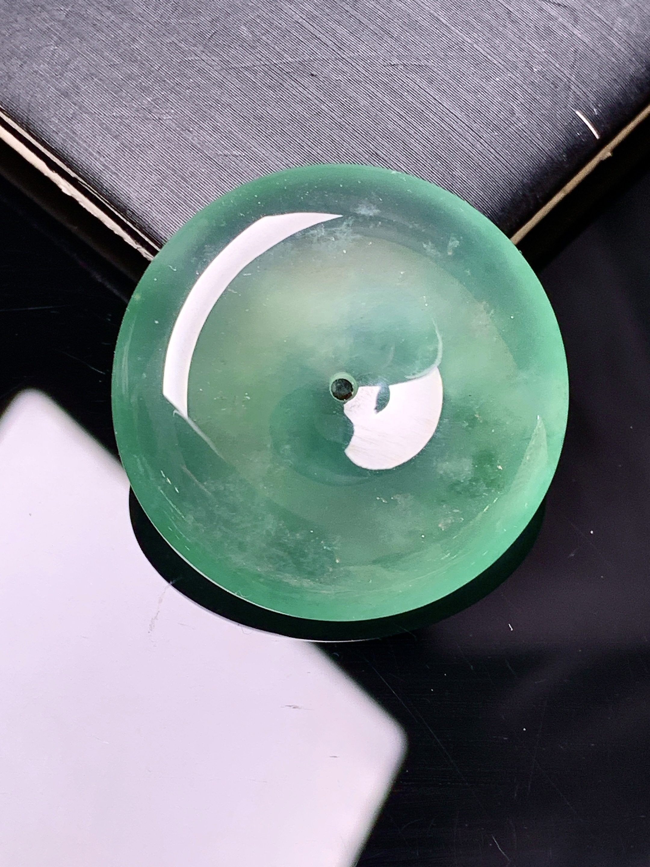 冰飘绿平安扣吊坠 玉质细腻 色泽艳丽清新 水润亮眼 整体尺寸28.8*6.3 y2