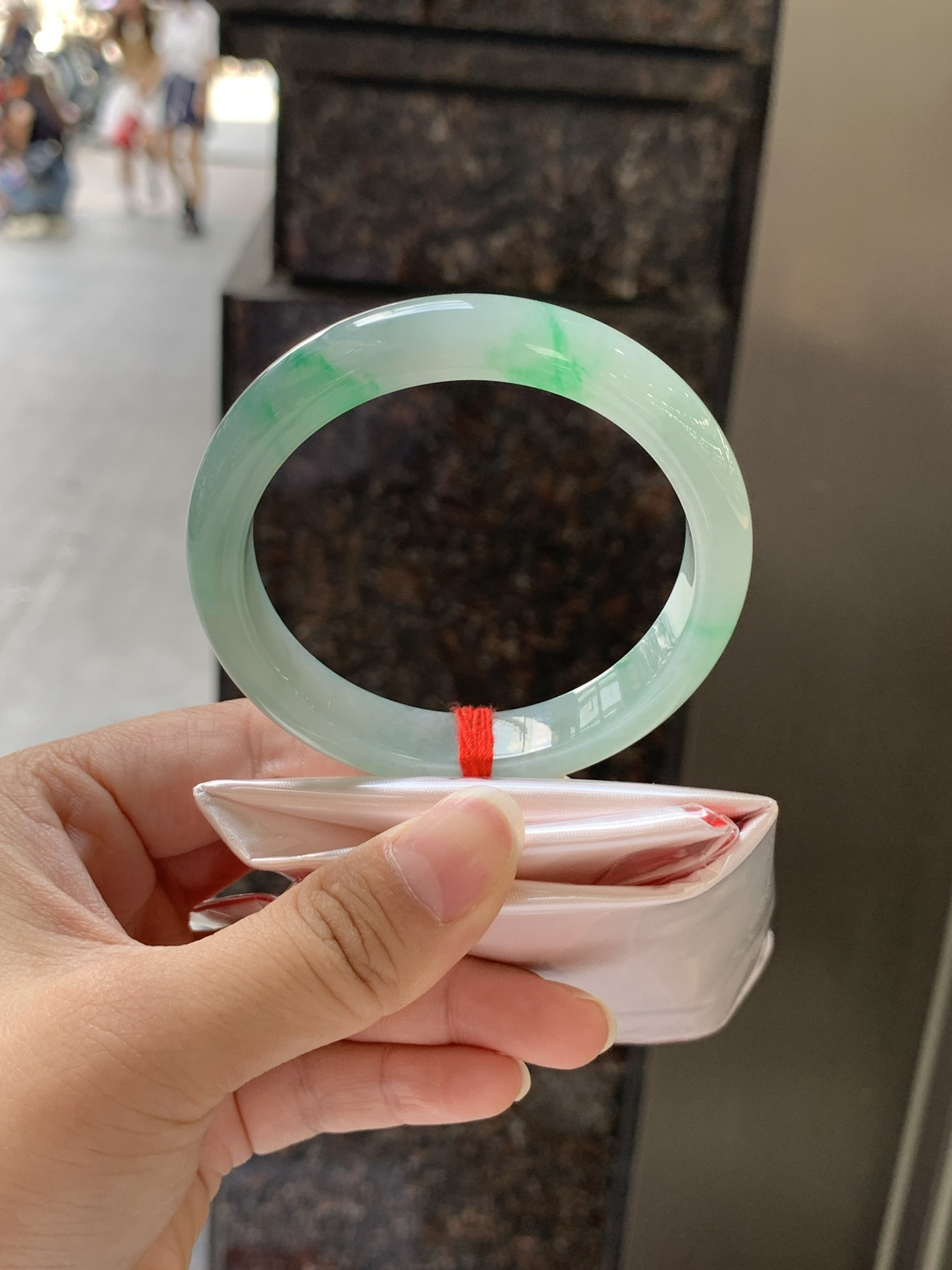 飘阳绿正圈55.8-11.5-7.7鲜艳得像新冒头的嫩芽，灵动清新，即柔和又充满生机。