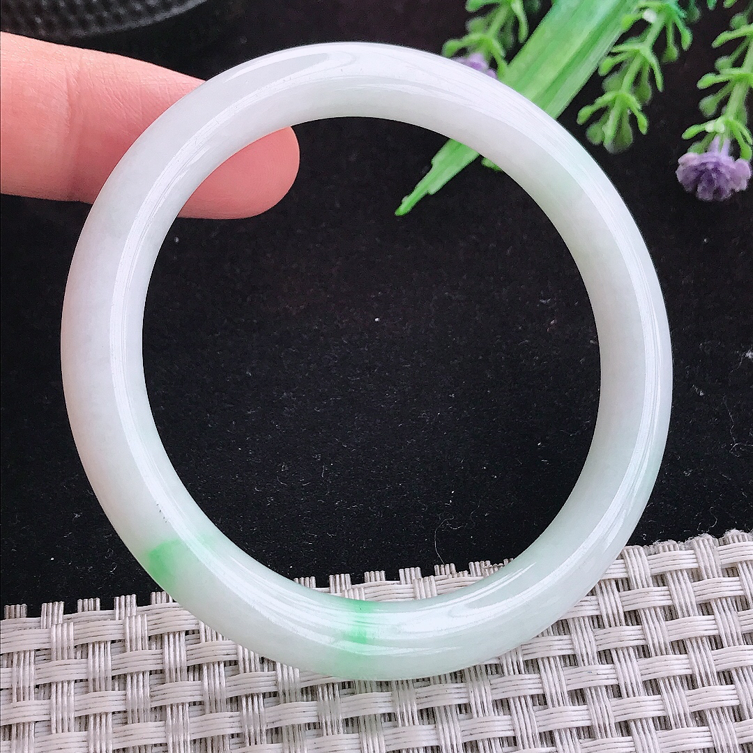 实拍A货翡翠54.5/7.7/8.2老坑冰润飘绿圆条手镯天然玉镯叮当镯女款