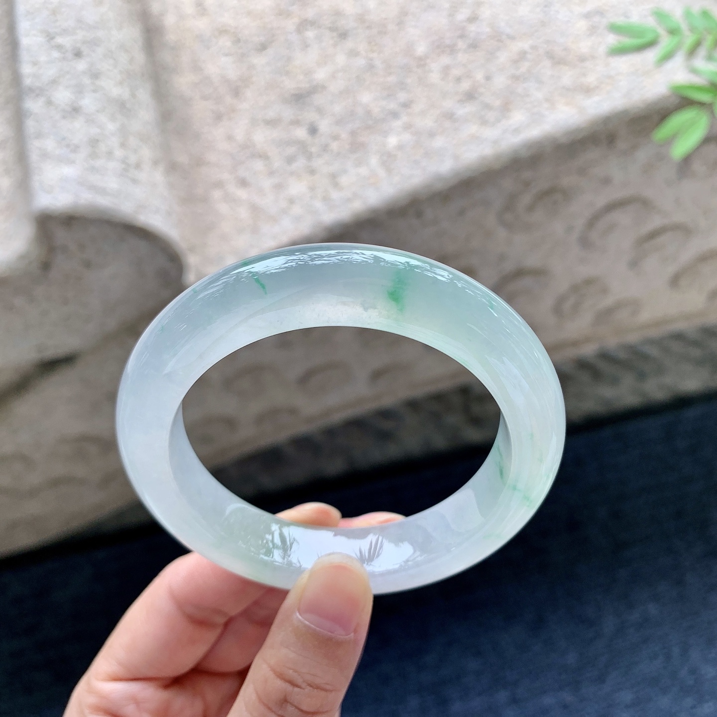 正圈54 55，圈口55.3/12.6/9.8，编码NK081702，描述冰飘绿，清透，水润，种老，细腻，打灯有絮线