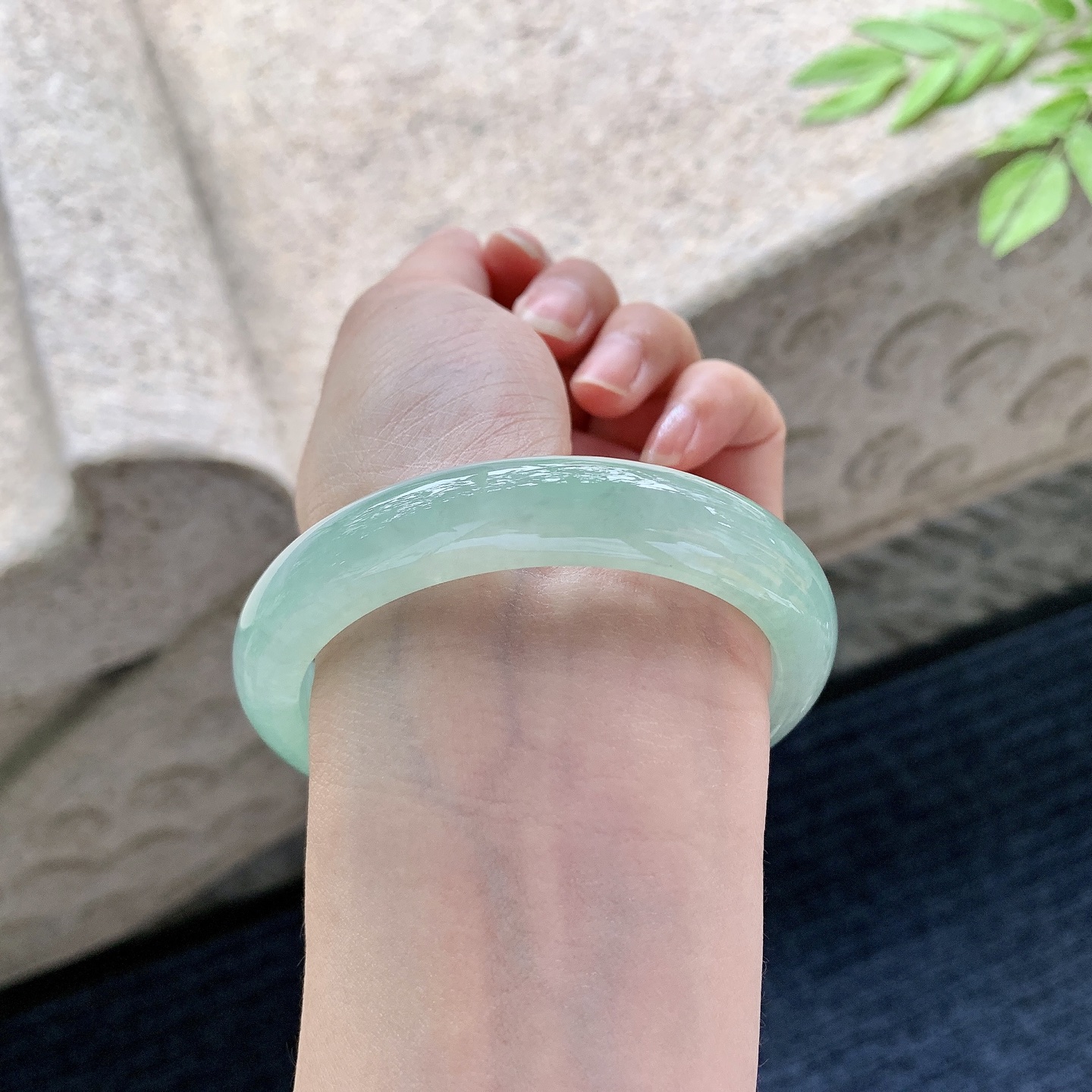 正圈56 57，圈口57.7/11.7/8.1，编码FL050689，糯冰绿底，水润，种老，细腻，打灯有絮线