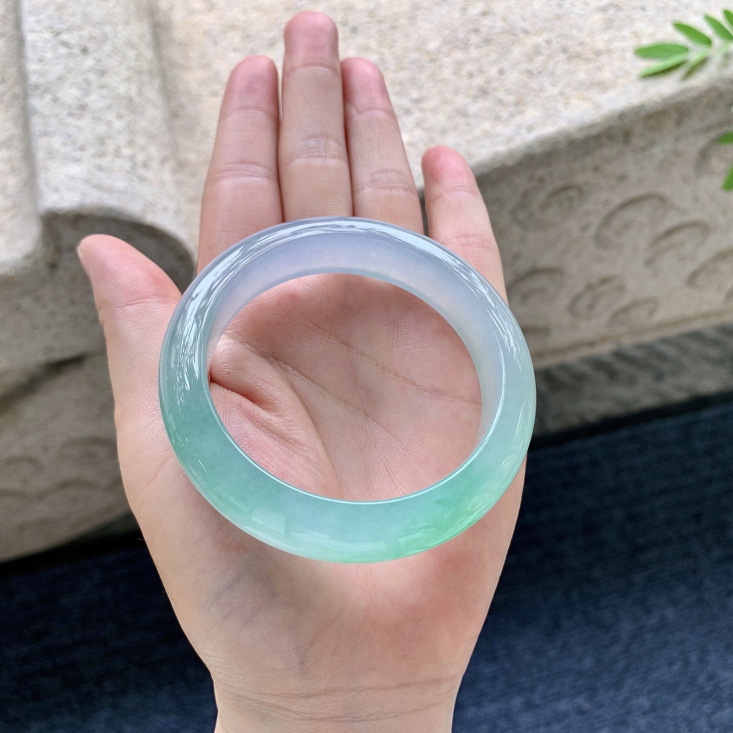 正圈53 54，圈口53.6/13.4/8.7，编码XY081833，糯冰飘绿，水润，种老，细腻，打灯有絮线