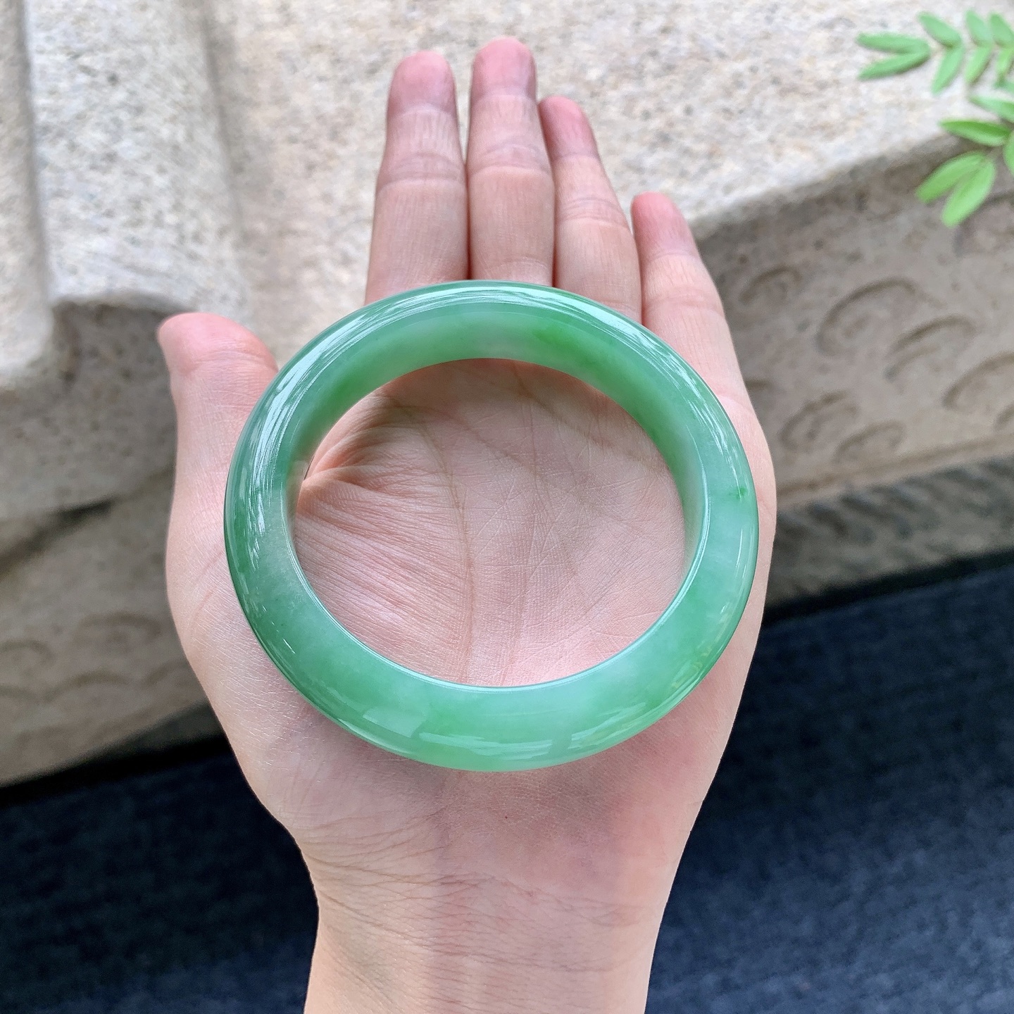 正圈54 55，圈口55.6/12.8/9，编码D6081714，描述满绿，水润，种老，细腻，打灯有棉线