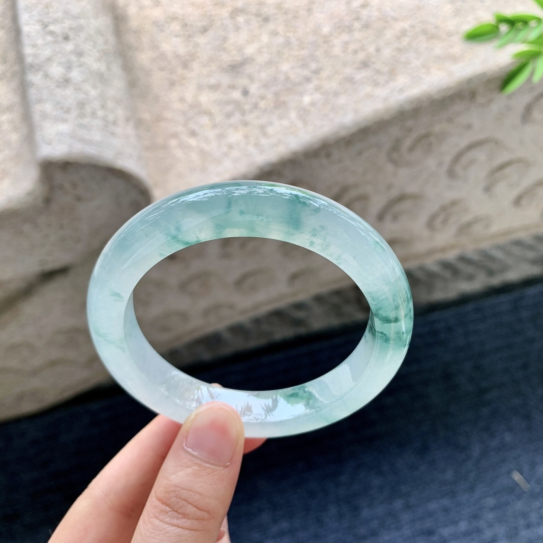 正圈57 57，圈口57/11.6/9.4，编码W6081623，冰飘花，清透，水润，种老，细腻，无裂。