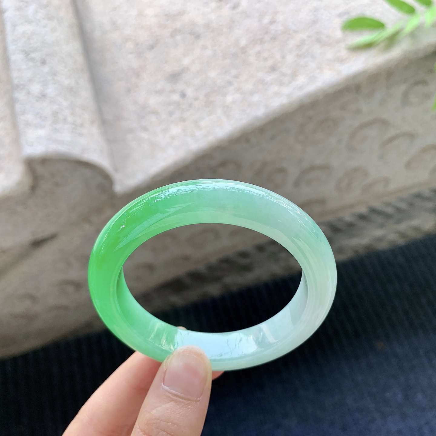 正圈51 52，圈口52.1/11.5/8.7，编码N2081704，描述辣阳绿，水润，种老，细腻，打灯有棉线
