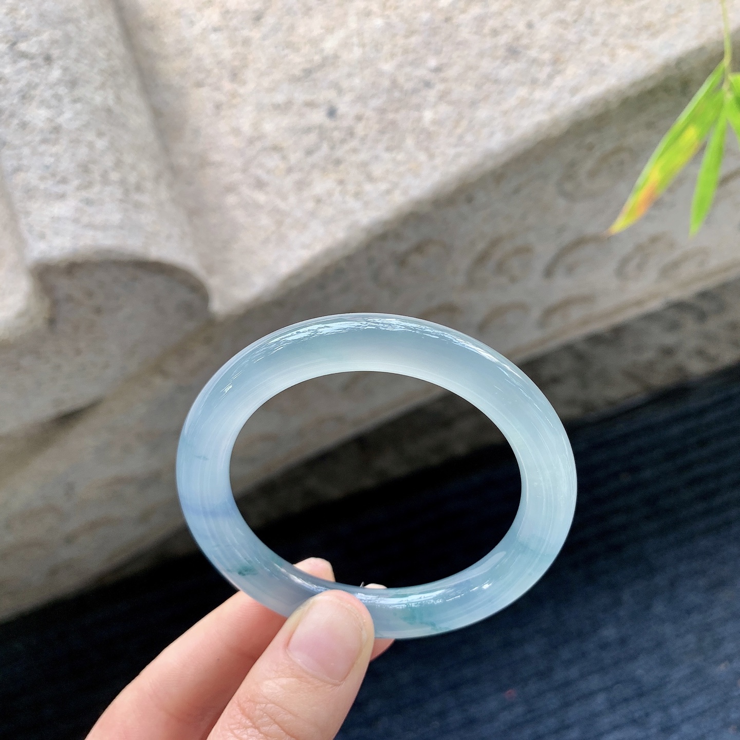 圆条50 51，圈口50.8/9.1/8.9，编码N2081705，描述：冰飘花，冰透，水润，种老，无裂。