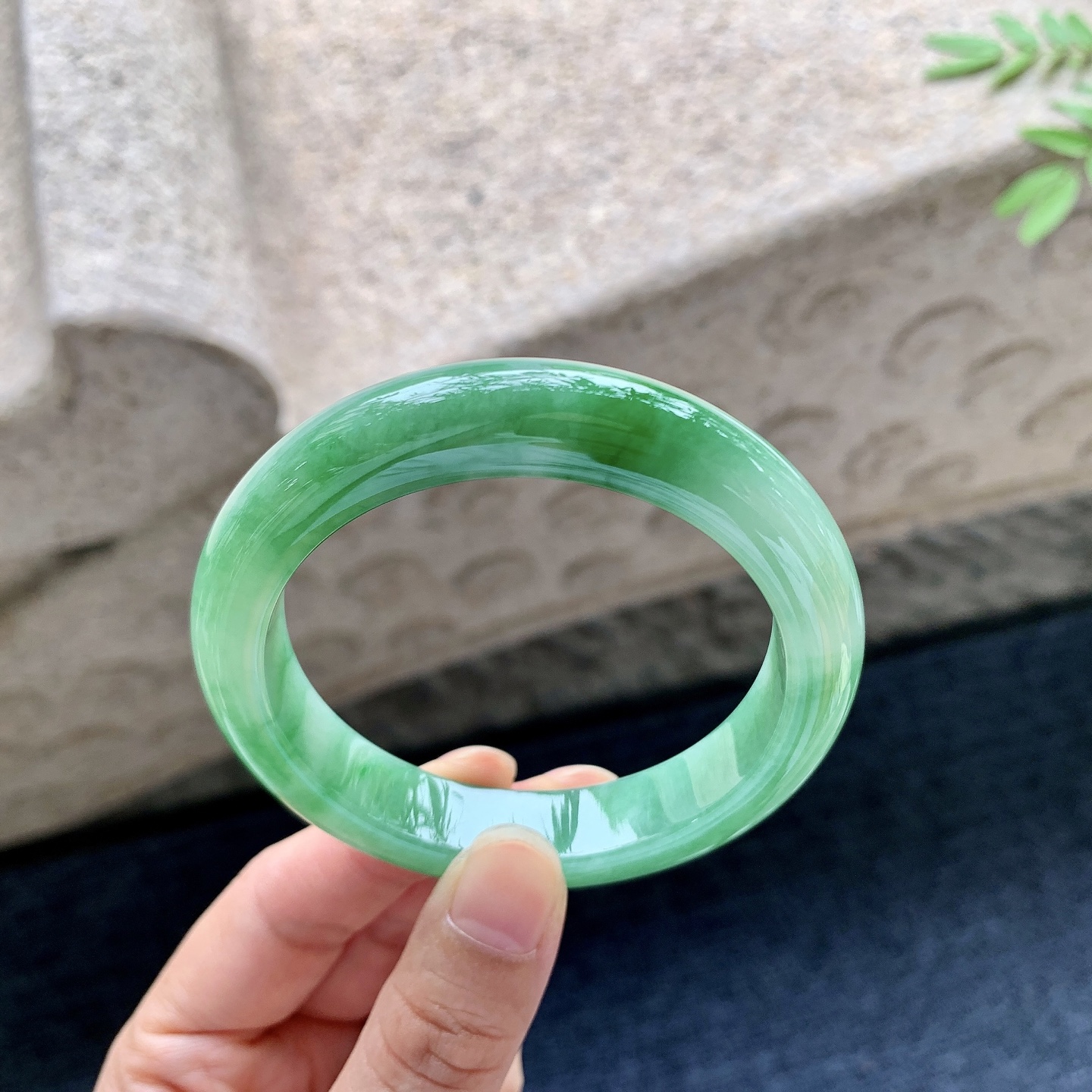 正圈54 55，圈口54.4/11.8/8.6，编码WW081824，糯冰飘绿，水润，种老，细腻，无裂。