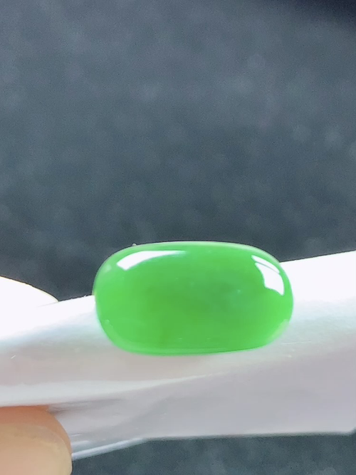 满绿马鞍戒面，无裂，尺寸12.3-6.9-1.4mm，D17mdy
