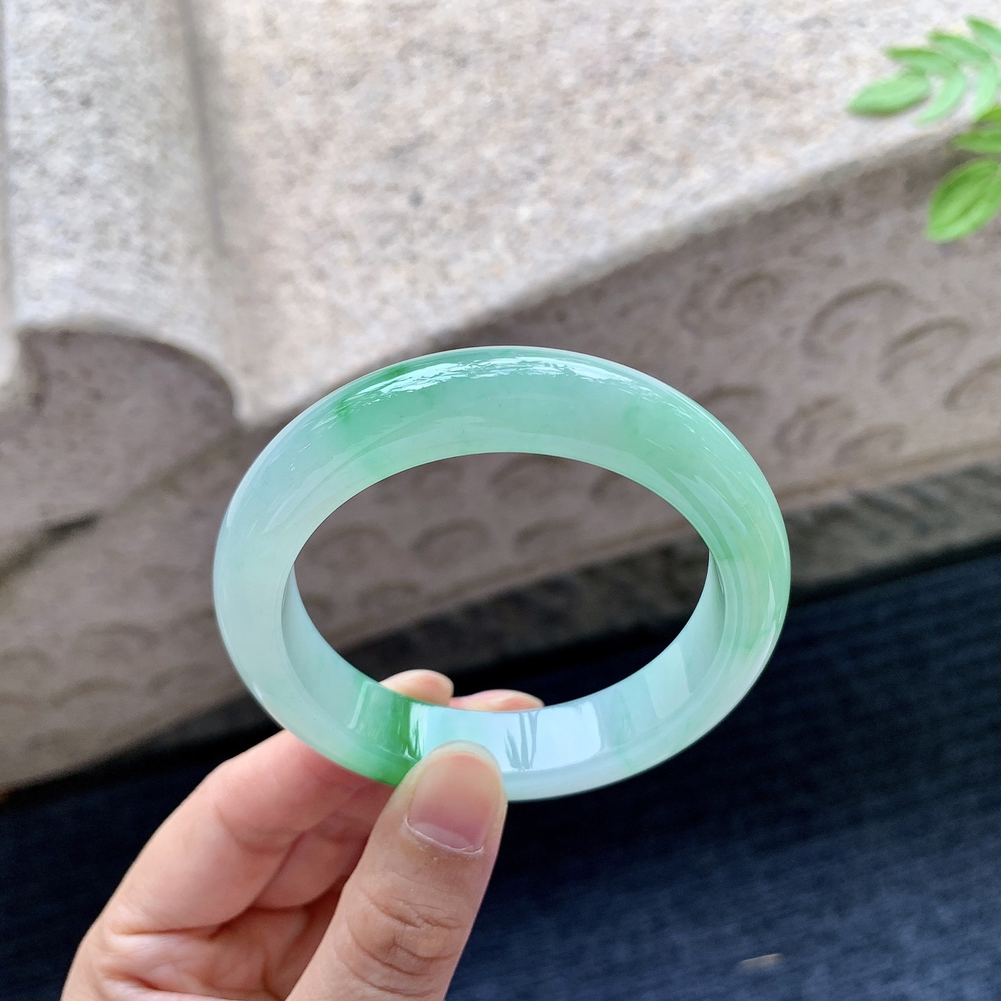 正圈52 53，圈口53.8/12.4/8.8，编码A3081504，描述冰糯飘辣绿，水润，种老，细腻，打灯有棉线
