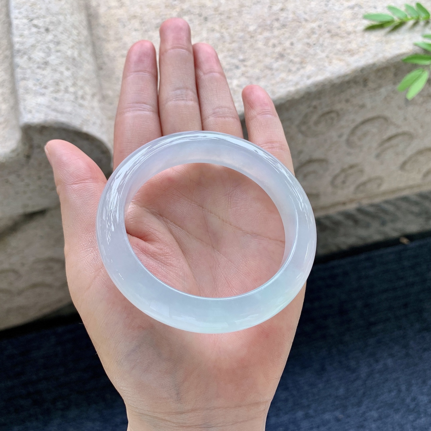 正圈54 55，圈口54.7/12.7/8.8，编码HT081802，糯冰晴绿，水润，种老，细腻，打灯有絮线