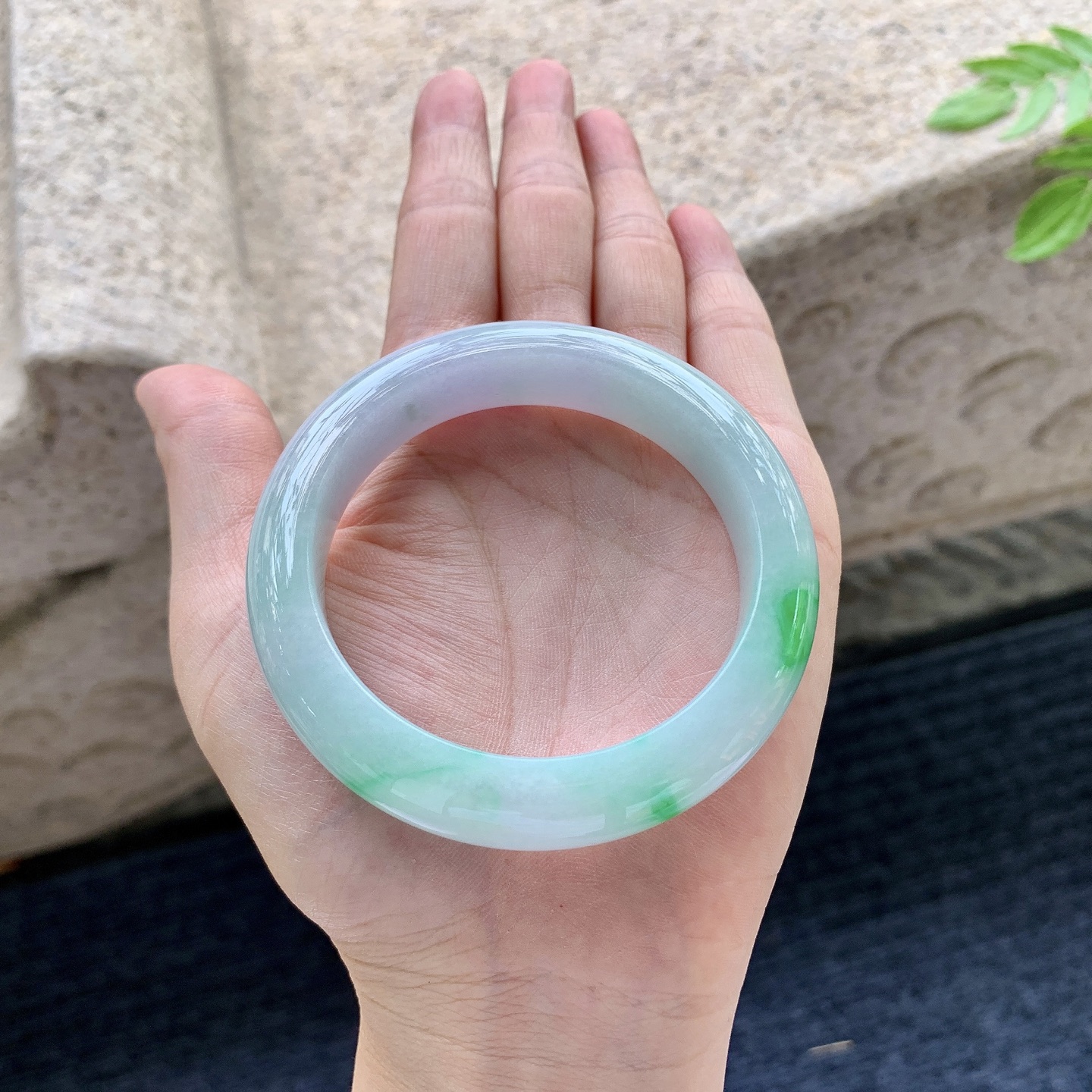 正圈52 53，圈口53.3/12.7/9，编码DJ081549，描述：春彩，飘绿，水润，种老，细腻，无裂。