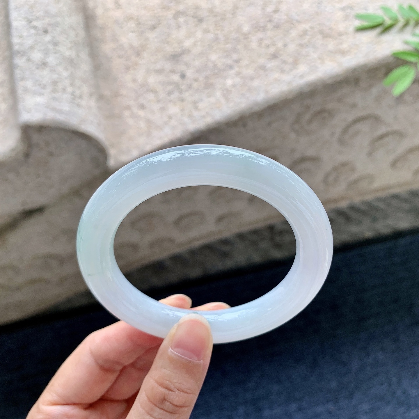 圆条54 55，圈口54.3/10.4/10.2，编码AD081807，细糯飘花，水润，种老，细腻，无裂。