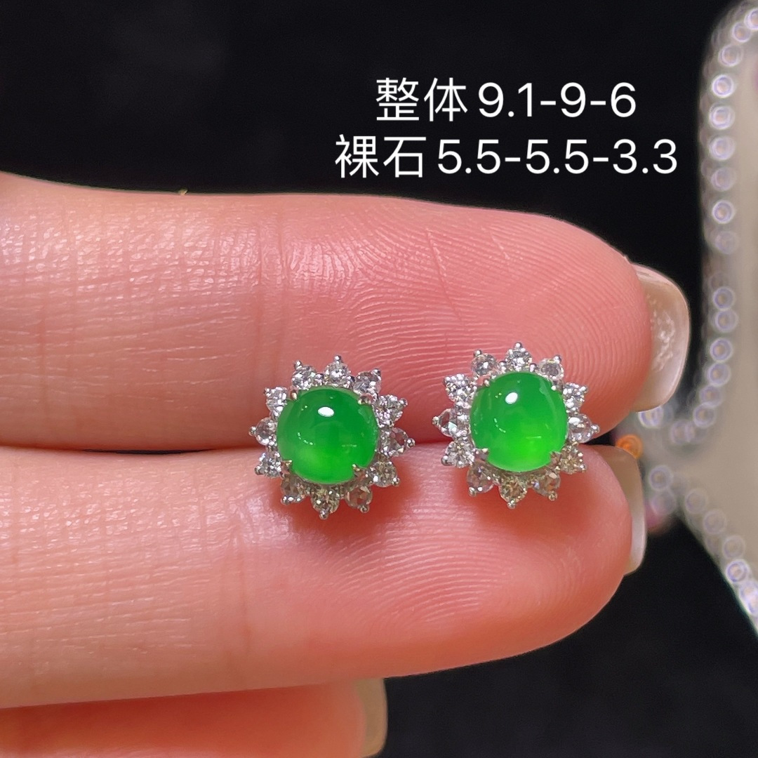 ️翡翠A货 蛋面耳环，阳绿满色，料子冰润细腻，种老起光，18k金镶真钻，上身佩戴效果很好，尺寸如