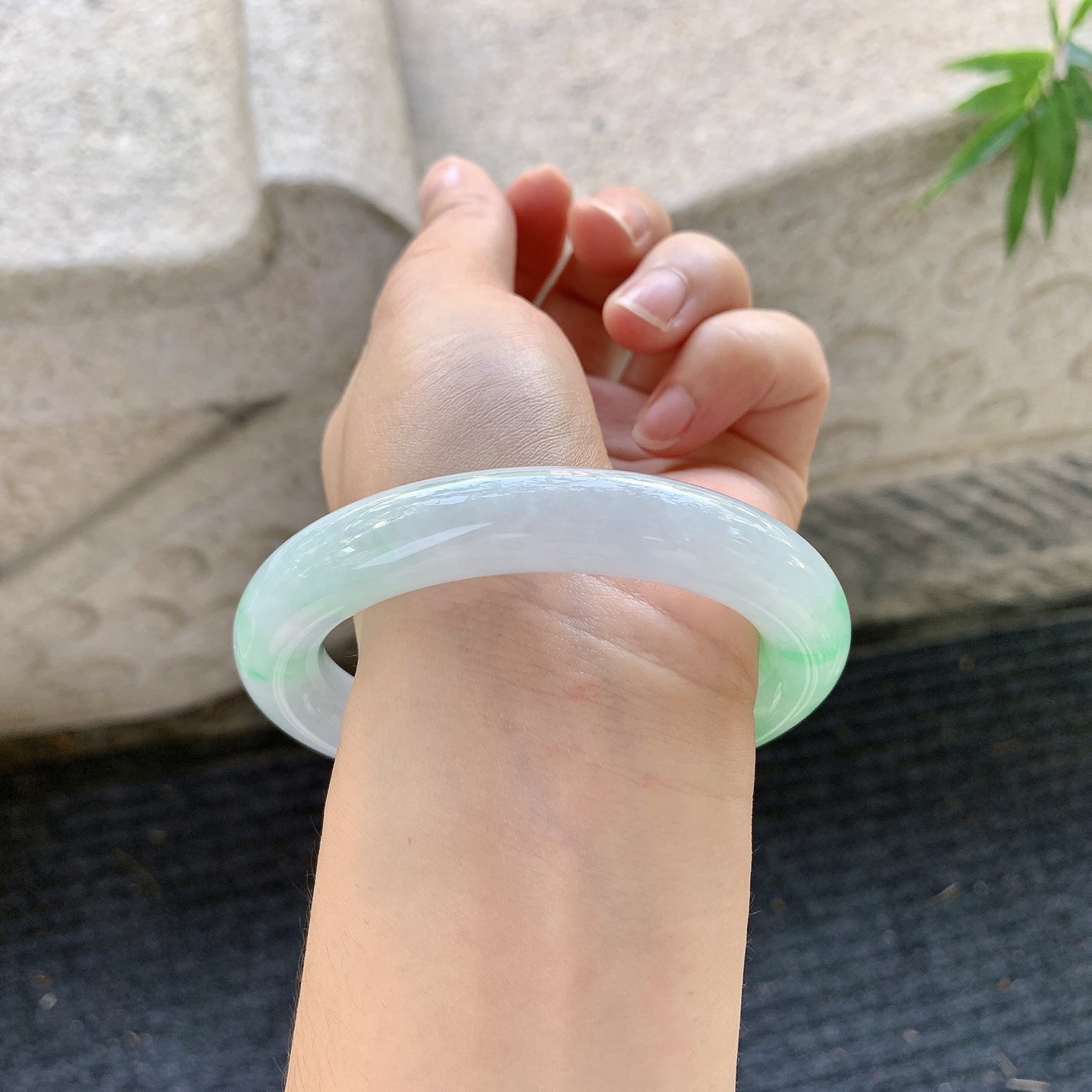 圆条56 57，圈口56.8/11.2/11.2，编码BA071514，糯冰飘阳绿，水润，种老，细腻，打灯有纹线