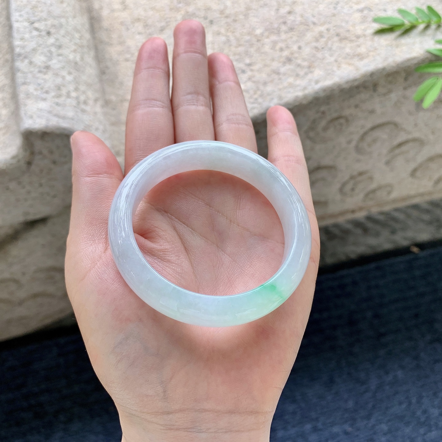 正圈50 51，圈口51.4/12.3/7.5，编码WW081837，糯冰飘绿，水润，种老，细腻，打灯有絮线