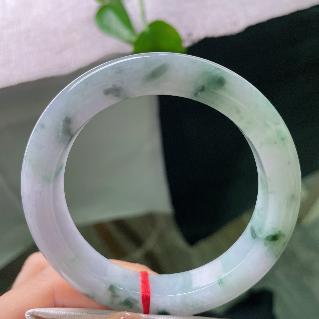 58.3/12.3/10.4，飘花正圈，有裂，浅紫凝清玉，墨翠落环围。点点花缊缀柔底，腕间藏一缕淡春山色。ss56439a