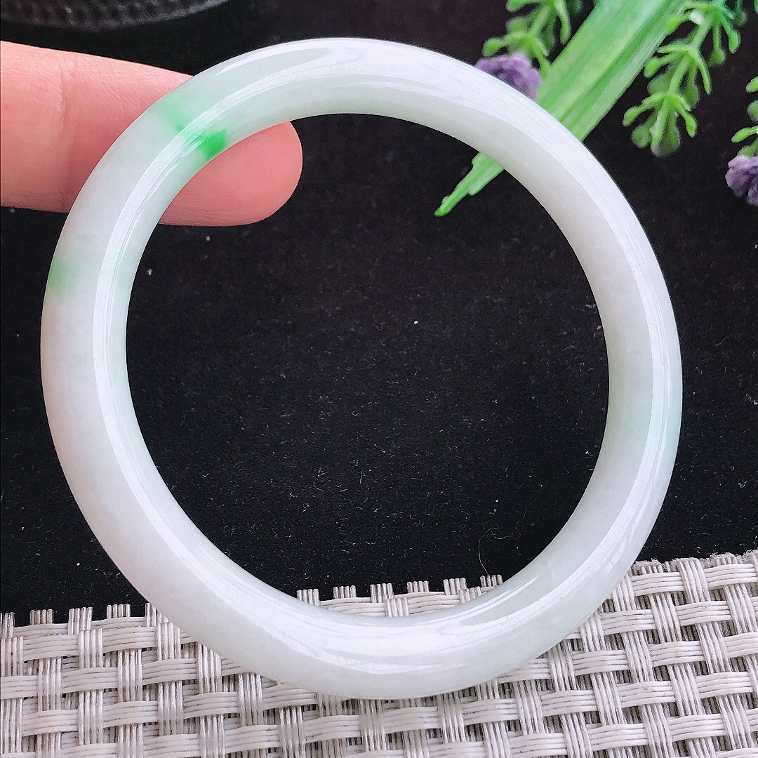 实拍A货翡翠54.5/7.7/8.2老坑冰润飘绿圆条手镯天然玉镯叮当镯女款