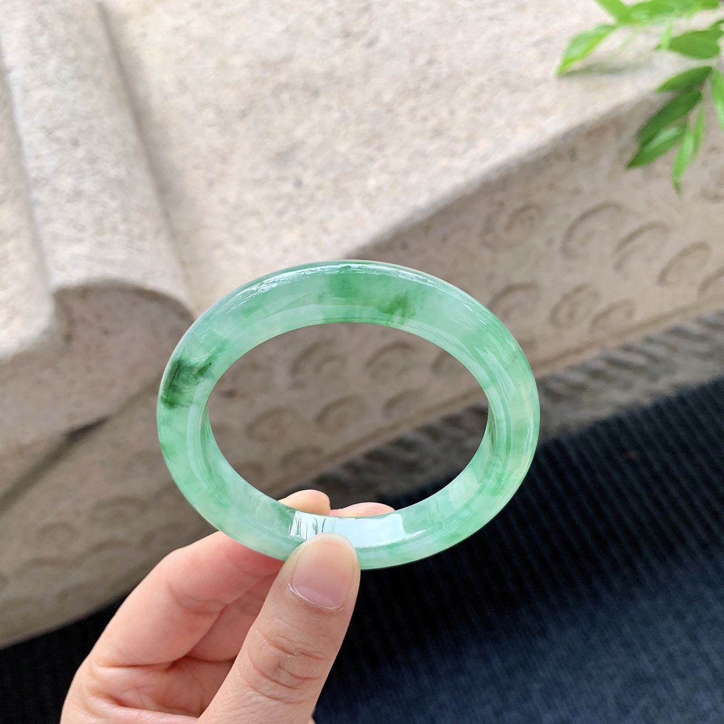 正圈51 52，圈口52.7/10/8.6，编码A1080663，描述糯冰飘绿，水润，种老，细腻，有晶体