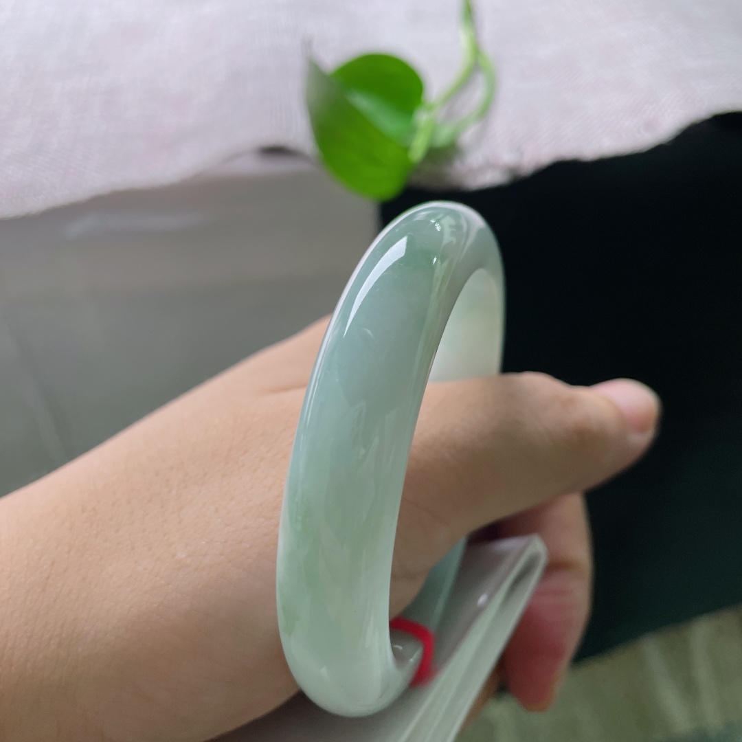 56.7/12.2/8.2，绿底正圈，无裂，玉质细腻通透，浅绿底色清新柔和。ss54961a。